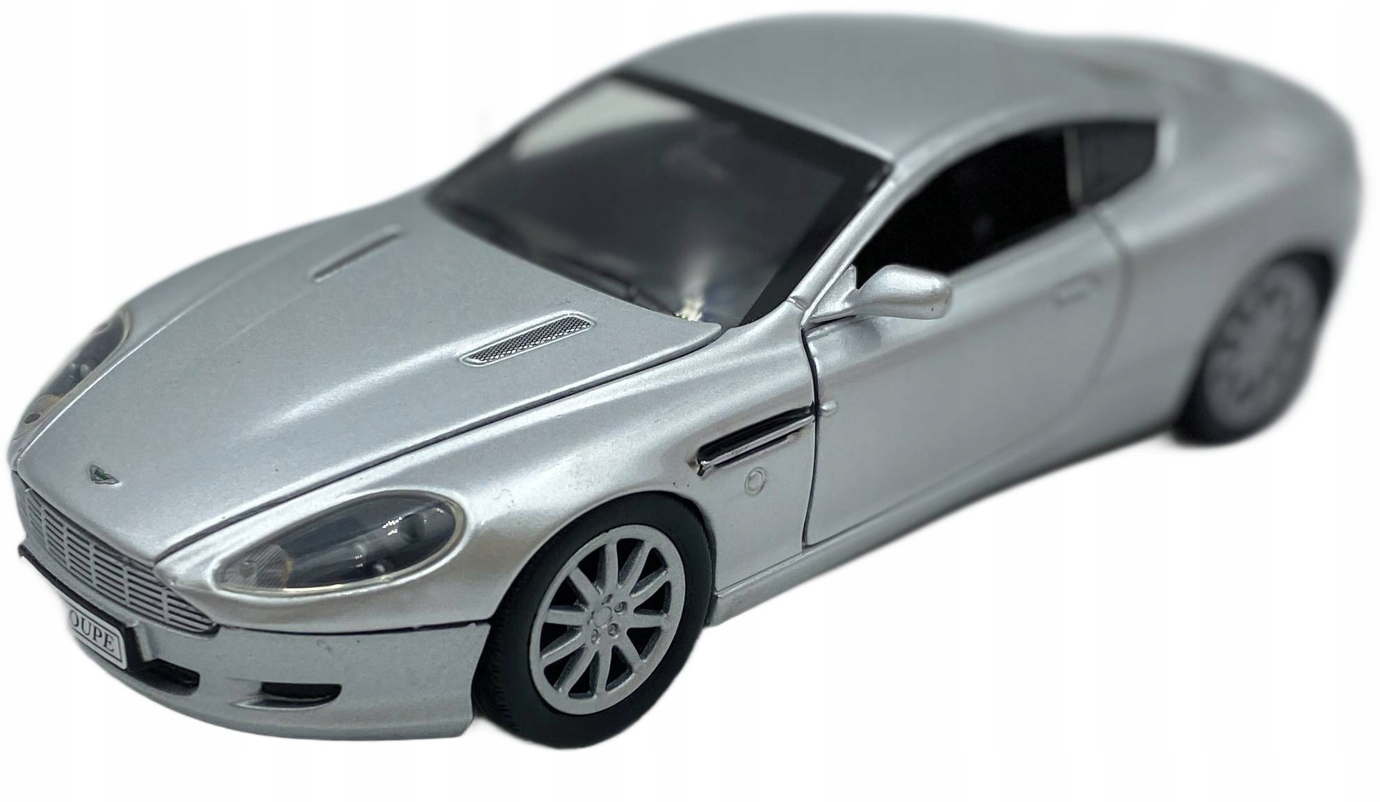 Aston Martin DB9 Coupe 1:24 model Motormax 73321 stříbrný