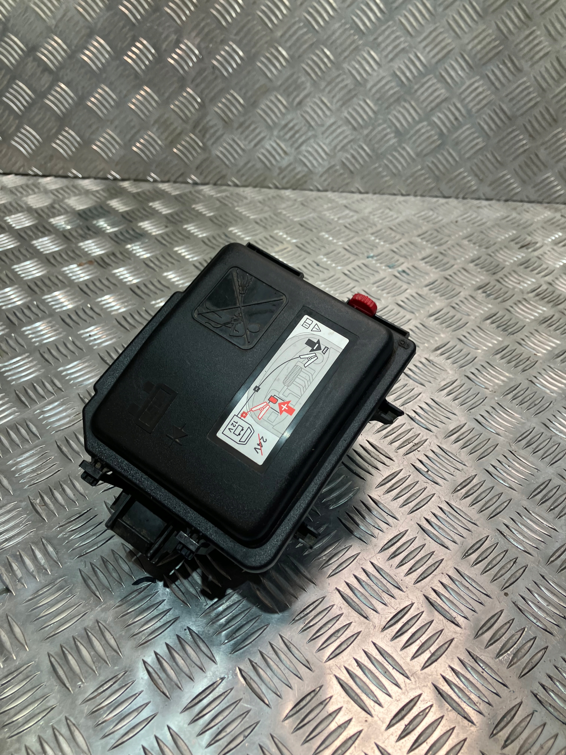 OBUDOWA SKRZYNKI BEZPIECZNIKÓW CORSA F 19- 1.2 THP