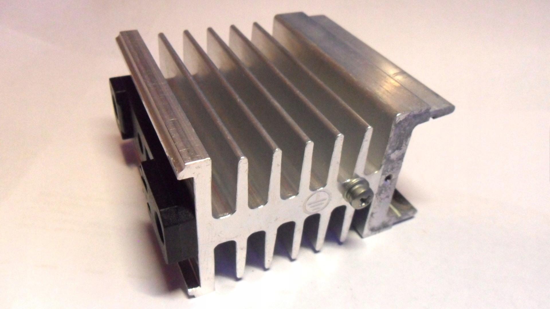 Radiator aluminiowy 77 mm x 50 mm, wysokość 84 mm