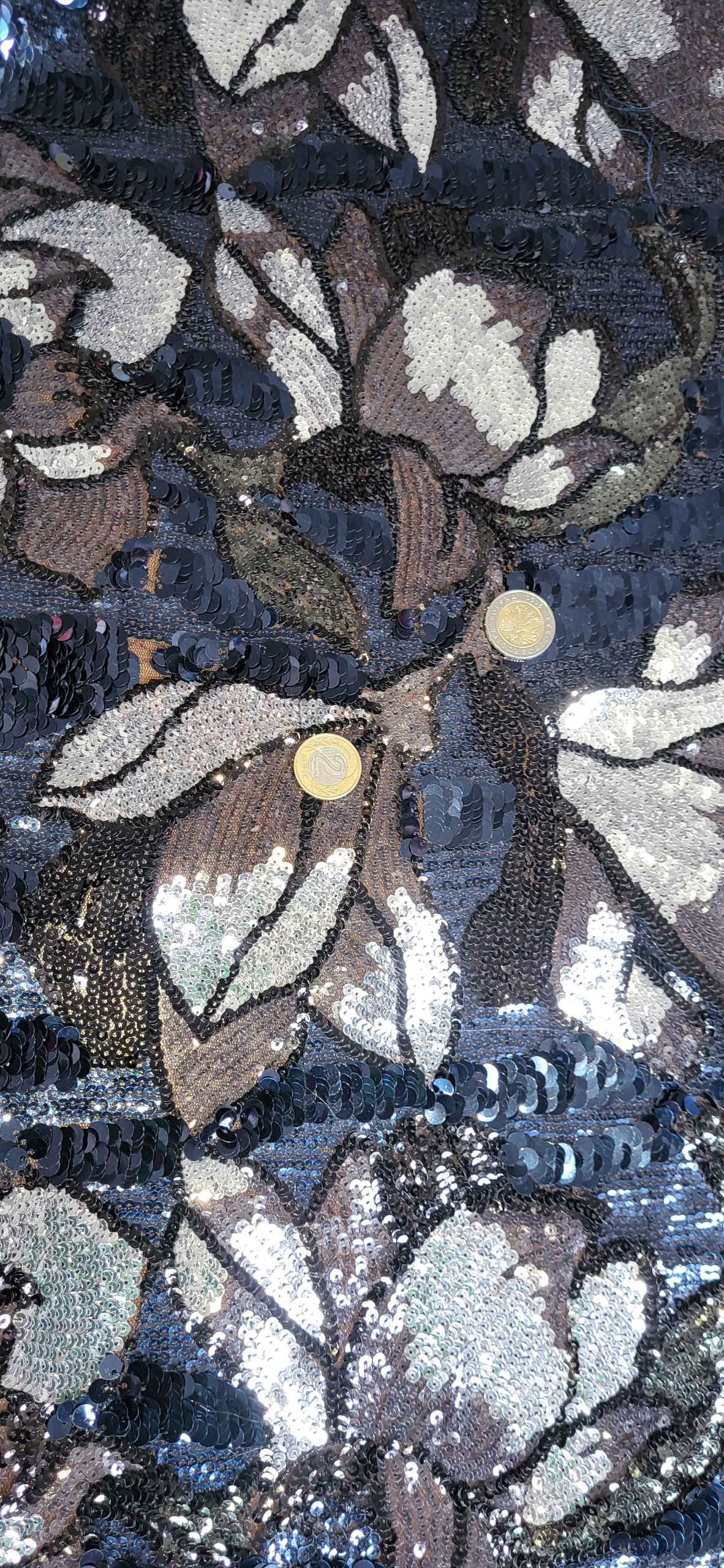 černý tyl hustě vyšívaný flitry s květinovým vzorem