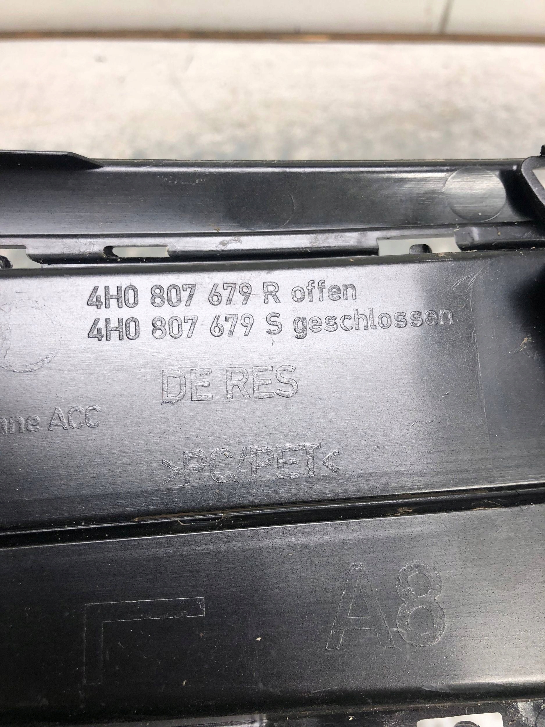 grid of a bumper left front AUDI A8 D4 LIFT 4H0807679R