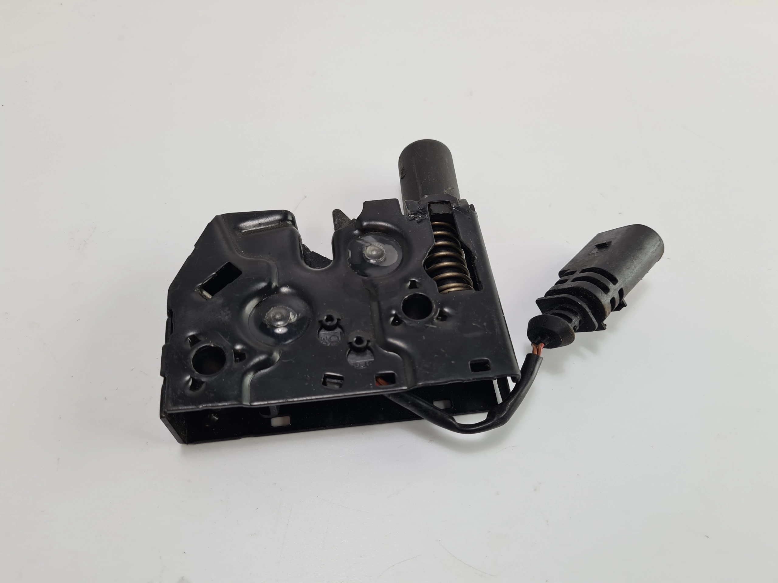 AUDI A3 8v0 замок капота 8V0823509A