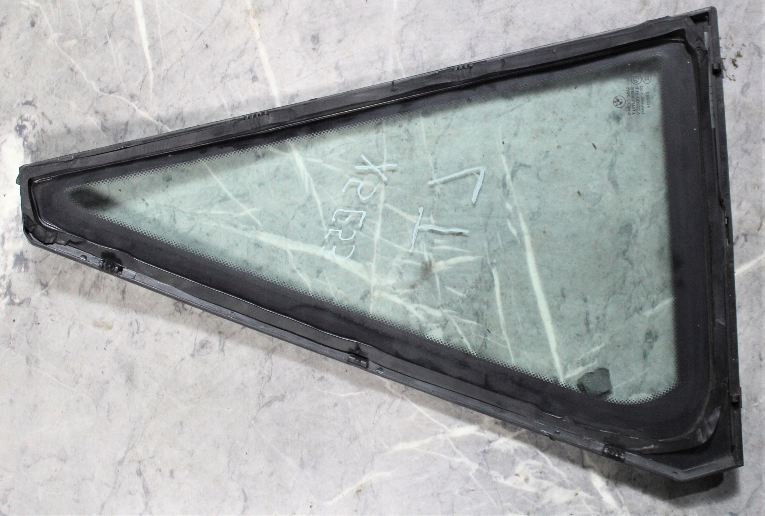 SZYBA BOCZNA DRZWI BMW X5 E53 LEWY TYŁ TYLNA Producent części BMW OE