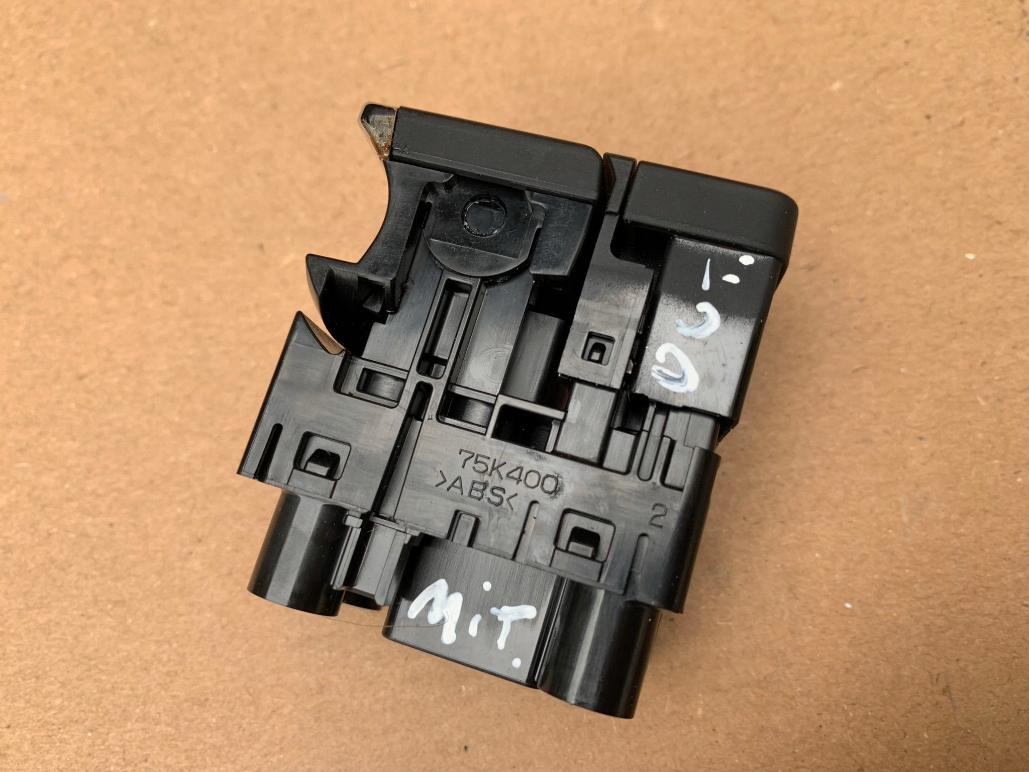 Mitsubishi Outlander III switch electric brake button 75K400