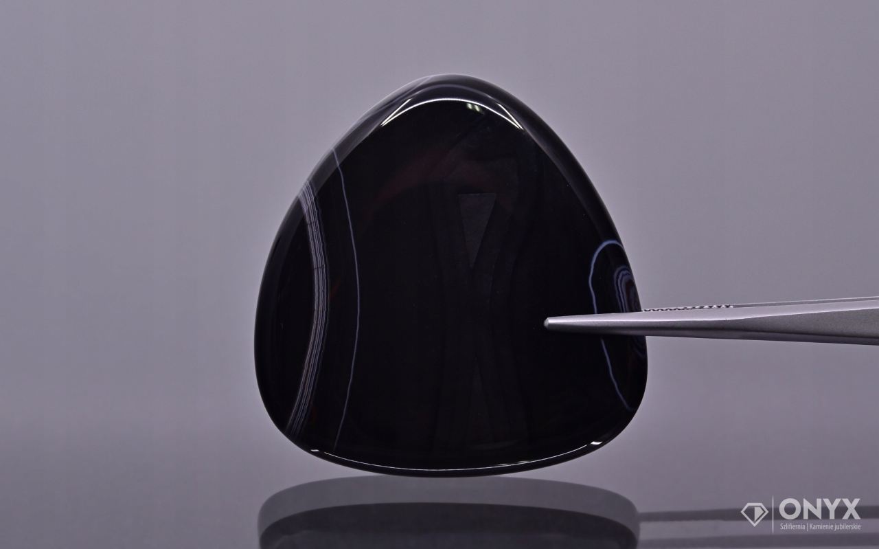 Onyx pruhovaný kabošon nepravidelný 41x39 mm