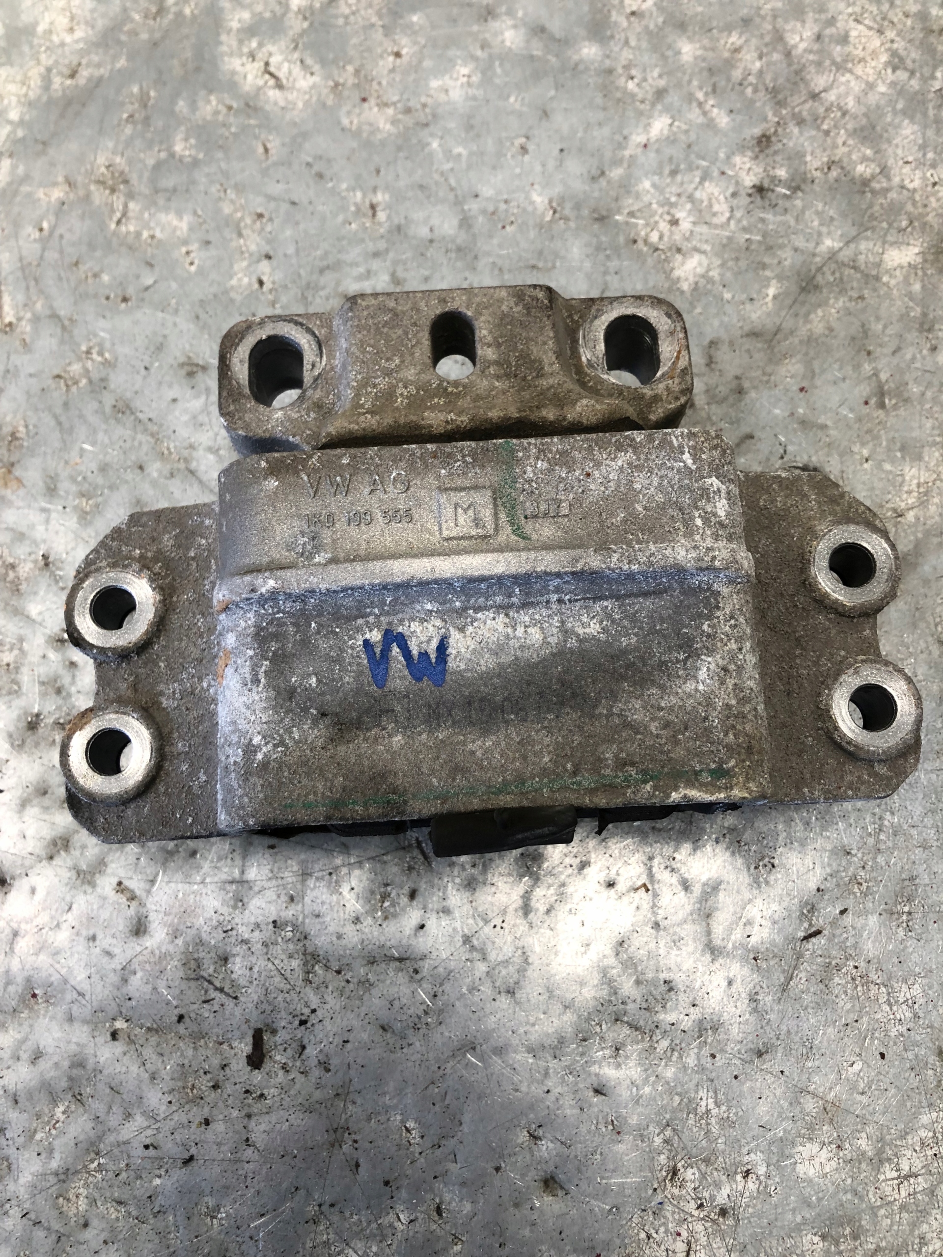 holder engine mount VW SKODA AUDI 1K0199555M