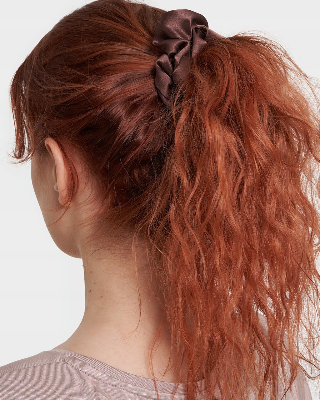 Scrunchie jedwabna gumka ALMANIA - czekoladowy Model Scrunchie