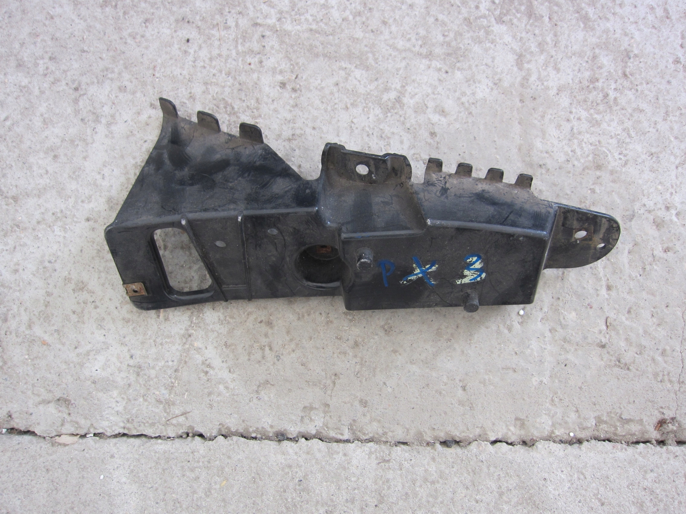 BMW E83 X3 console bumper bracket of the rear L R