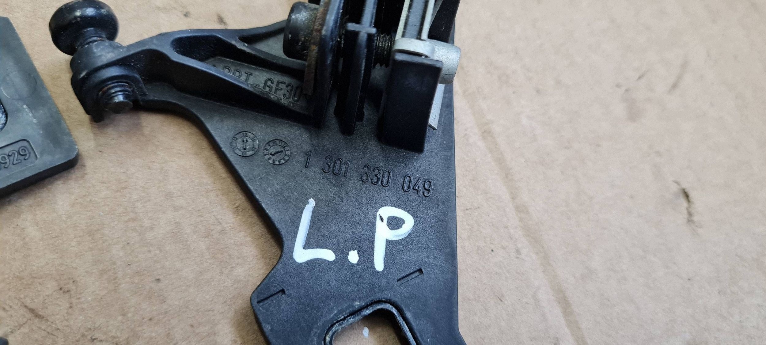A4 B8 S4 LIFT bracket hook holder lights left front 1301330049 A5 8T S5