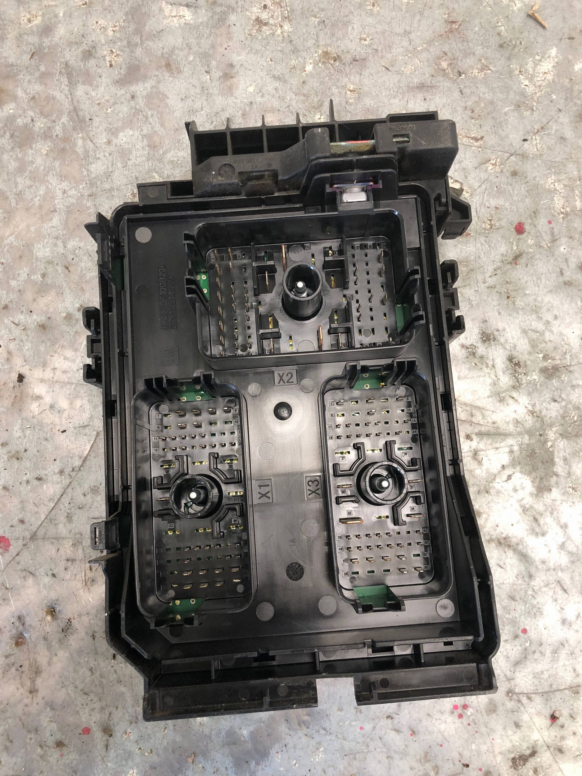 fuse box OPEL ASTRA K KOMBI 39040851