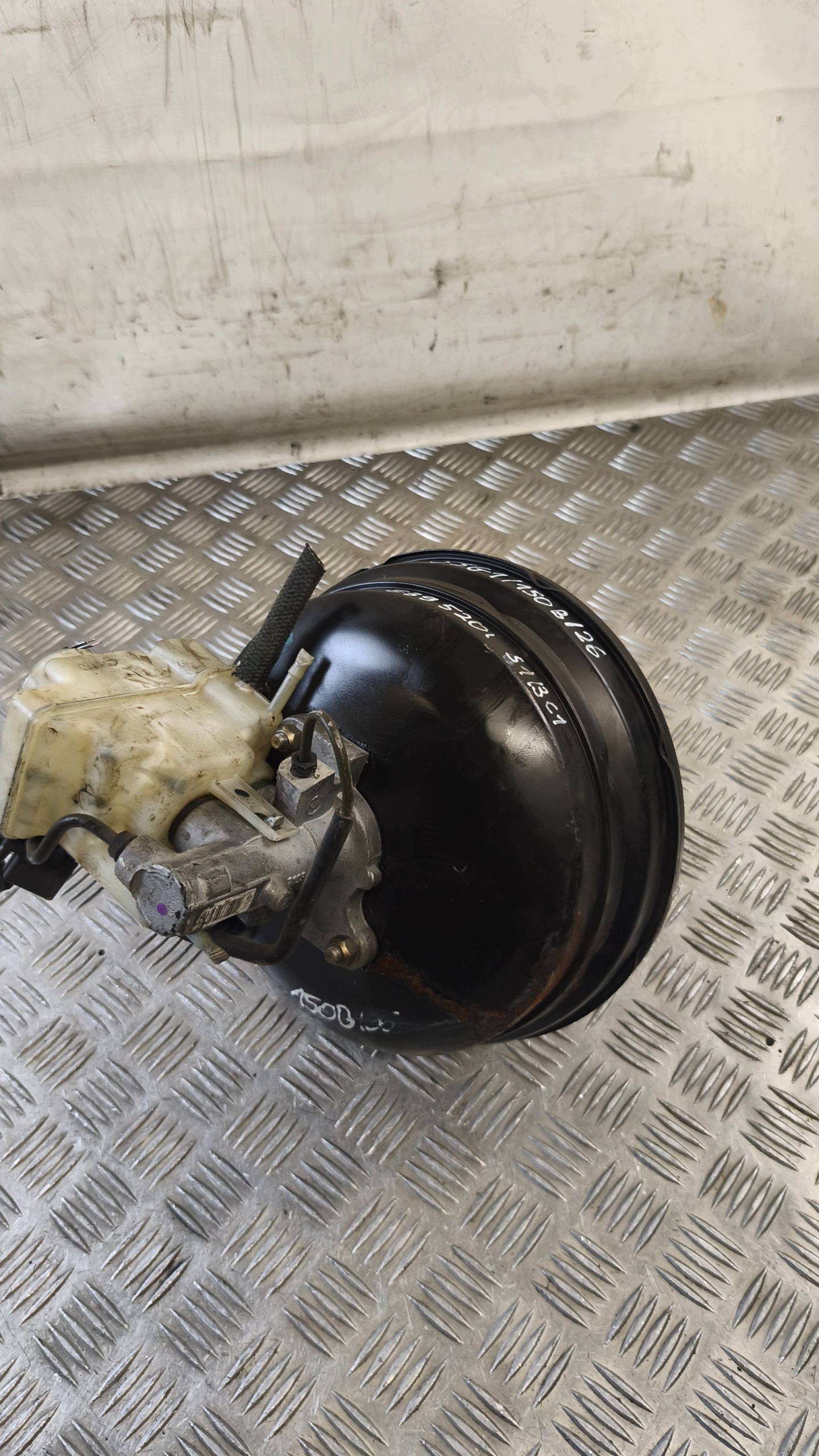servo posilovač bŕzd BMW E39 520i 32481478