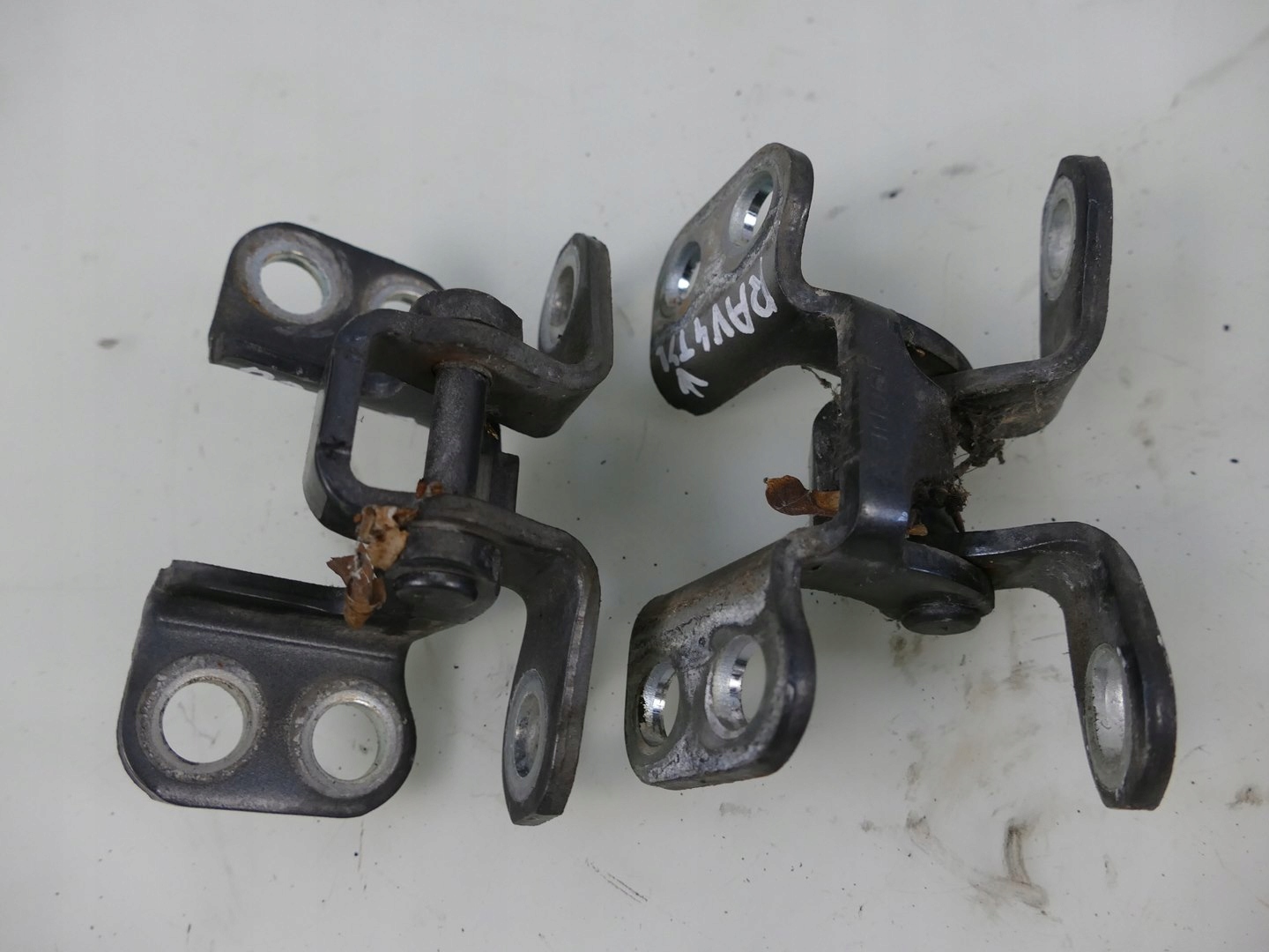 TOYOTA RAV4 II LIFT ZAWIASY KLAPY BAGAŻNIKA ZAWIAS 1E0 5-DRZWI