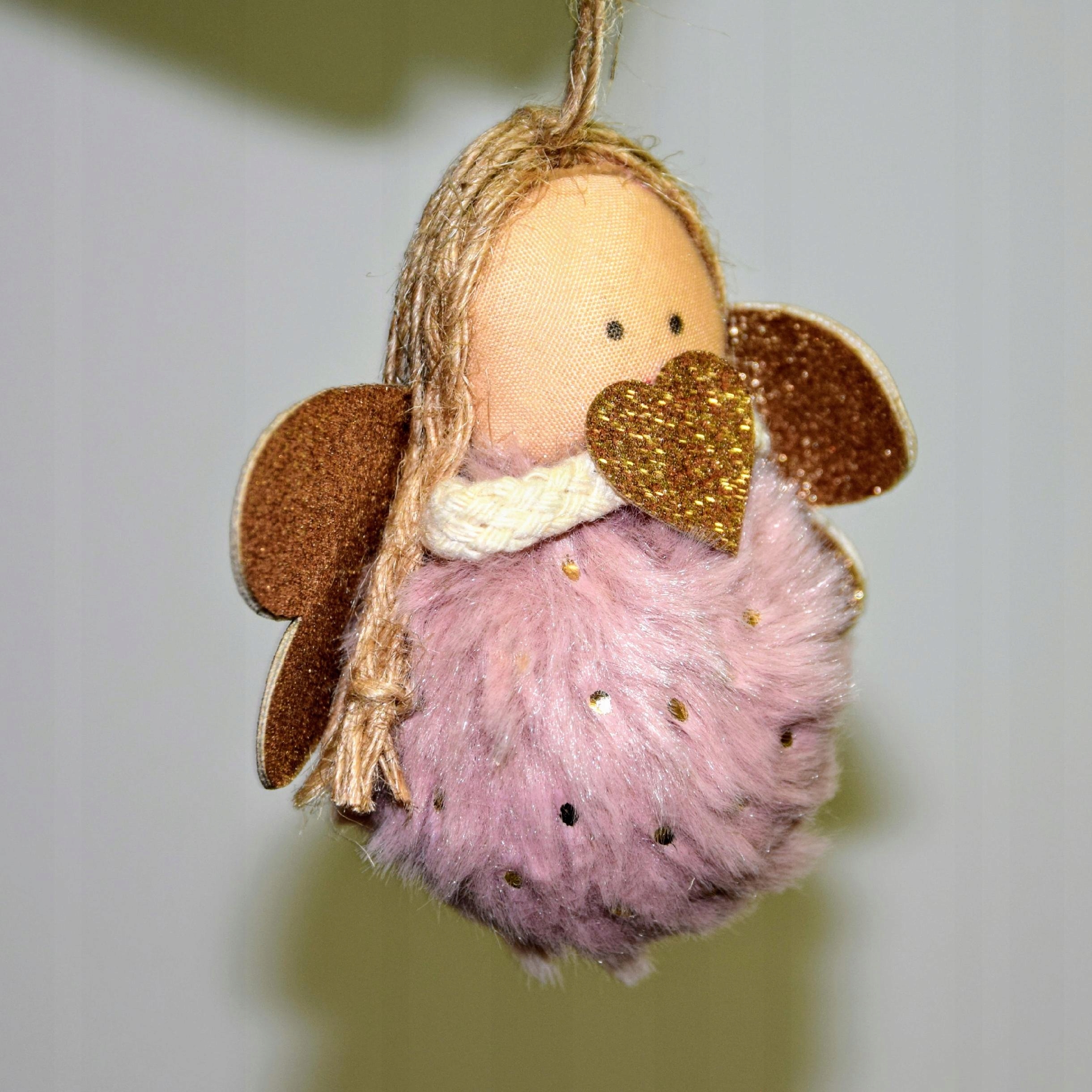 ZAWIESZKA ANIOŁ ANIOŁEK RÓŻOWY Z SERCEM 9X8X4 CM Marka Dakls