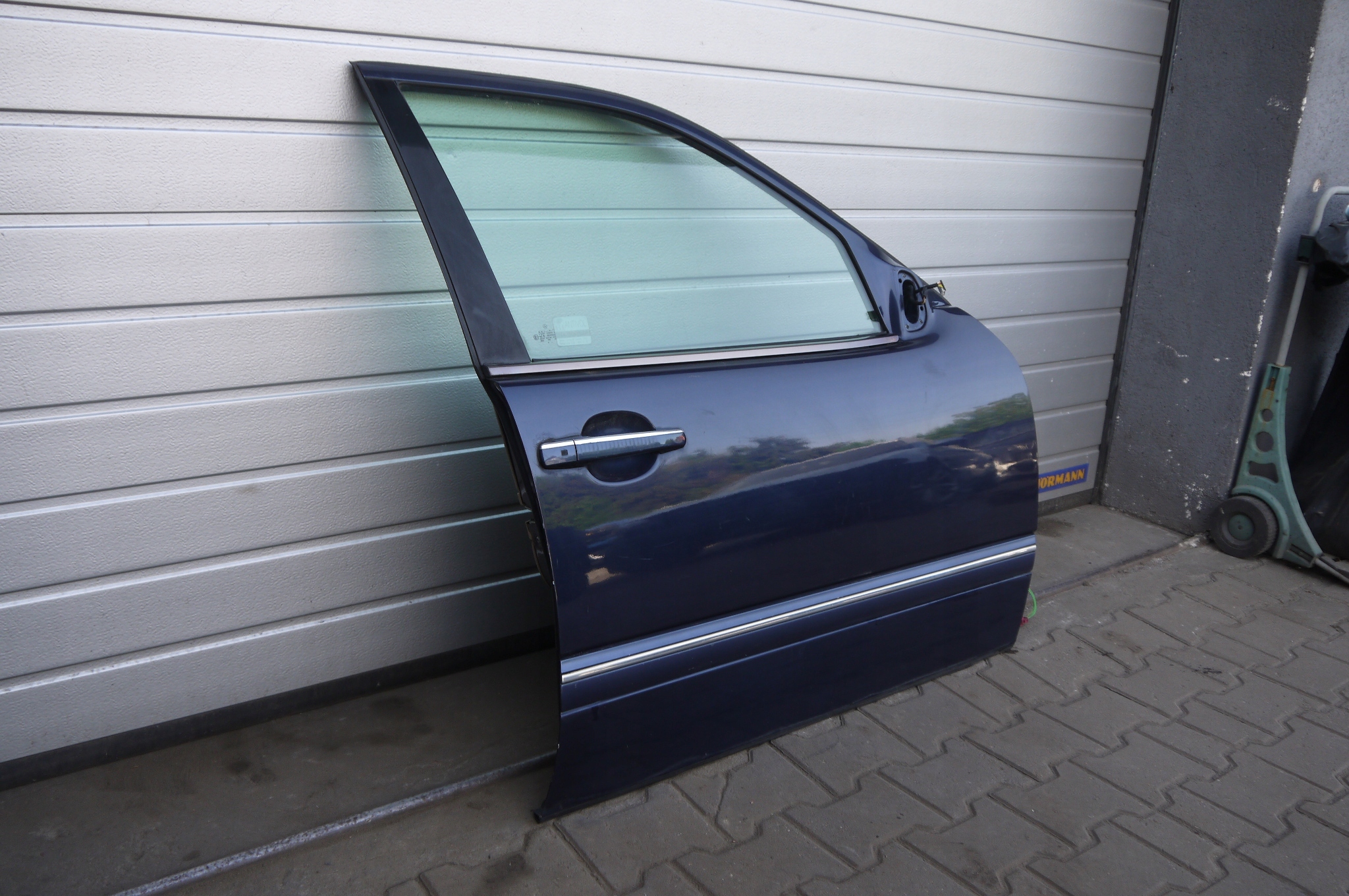 MERCEDES W210 KOMBI DRZWI PRZEDNIE PRAWE KPL. 366 Strona zabudowy przód - prawa