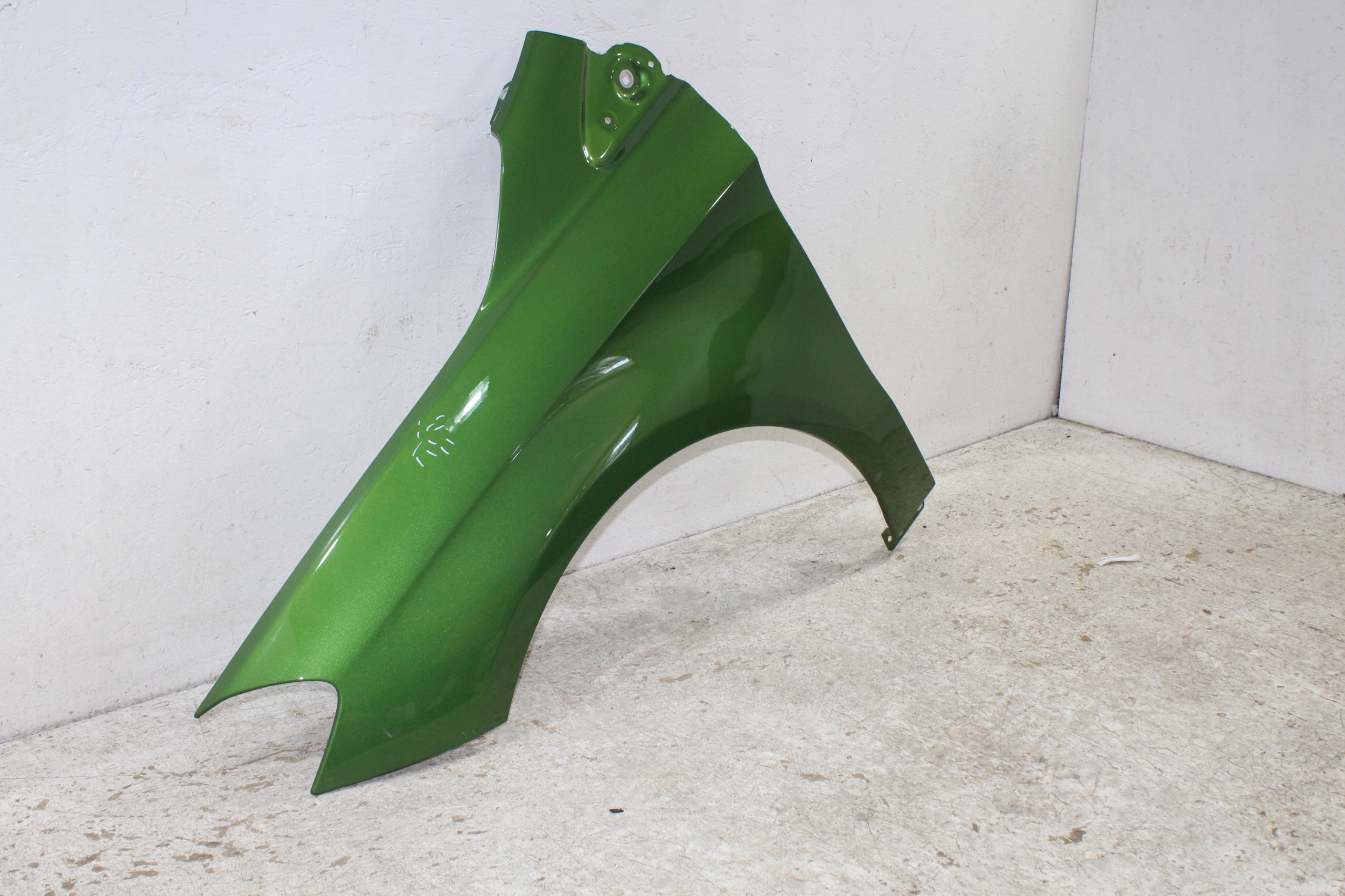 Mercedes B klasa W246 fender left front front A2468810101