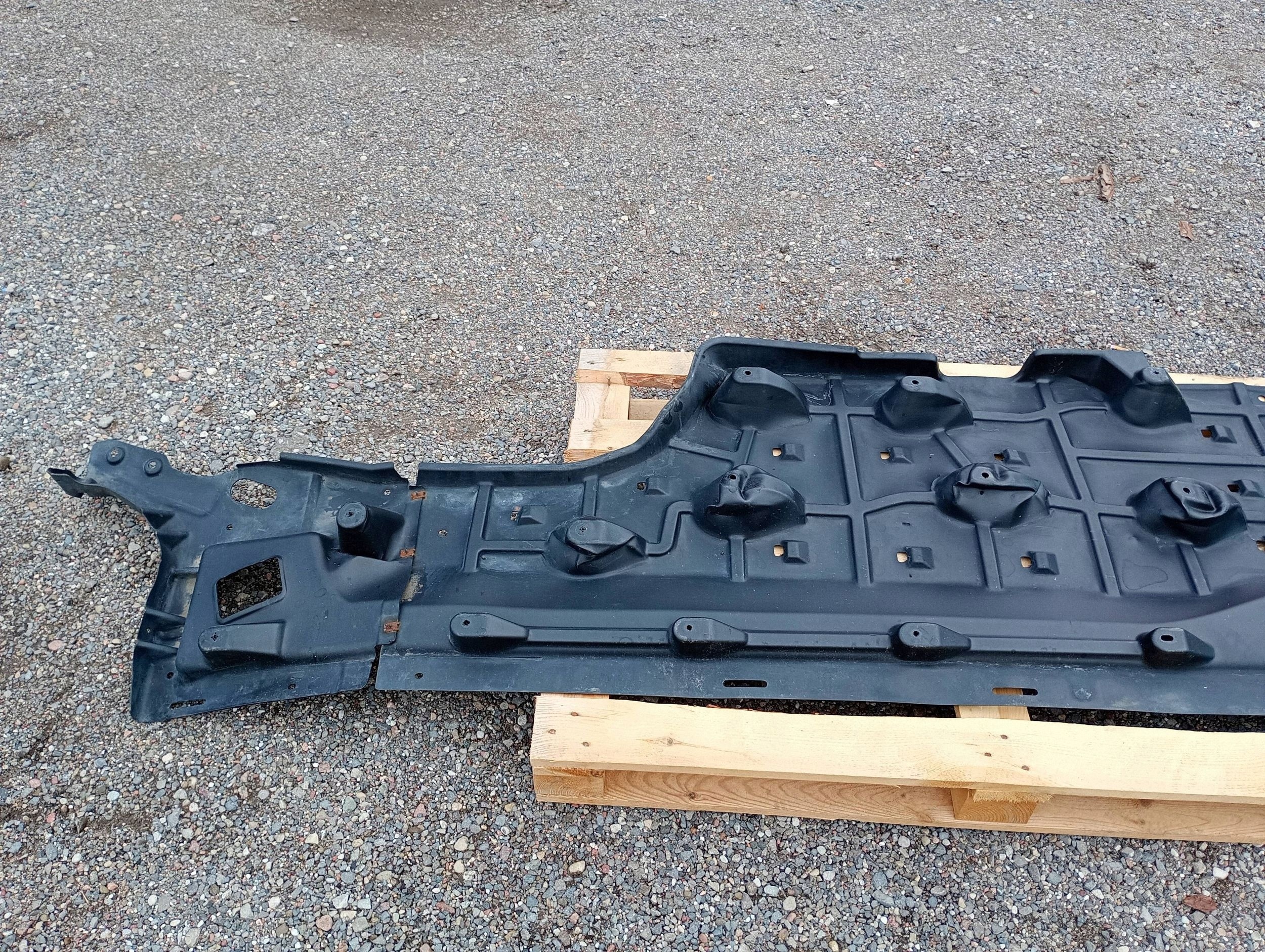cover chassis cover lower left Maserati Levante 2017