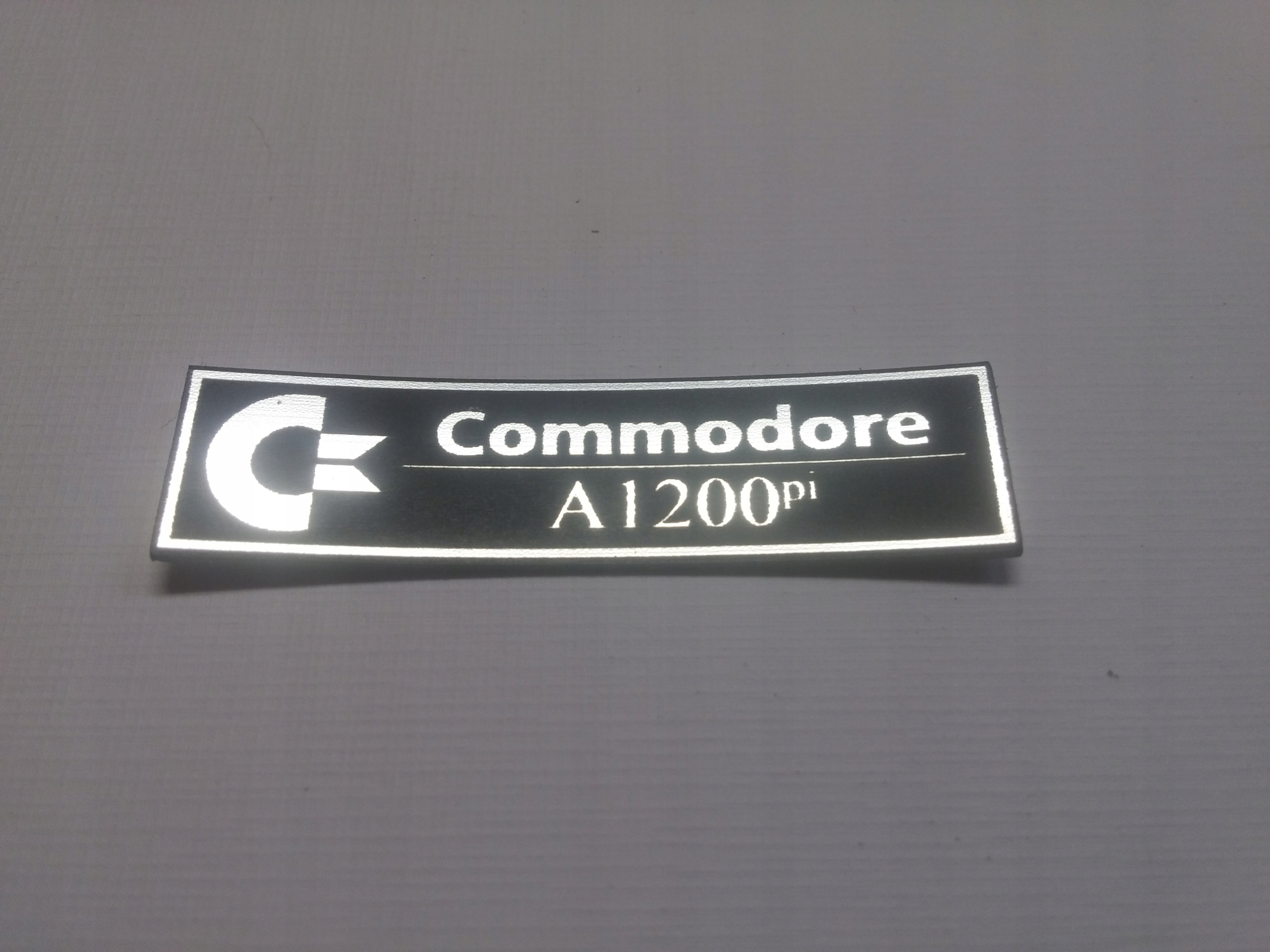 

Commodore naklejka emblemat 48 x 12 mm *srebrna