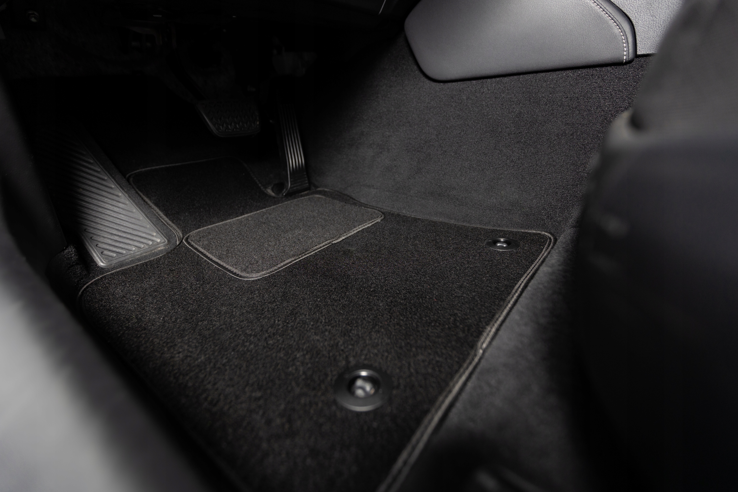 Dywaniki samochodowe welurowe CLASSIC kpl T, 2szt Stan opakowania oryginalne