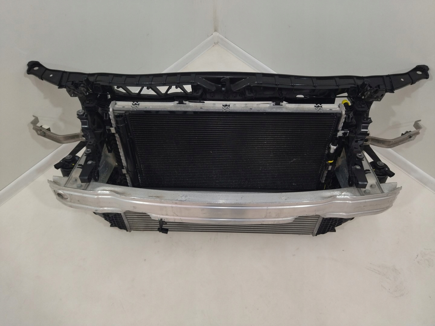 CHŁODNICE PAS PRZEDNI WZMOCNIENIE AUDI A7 3.0 TDI Producent części Audi OE