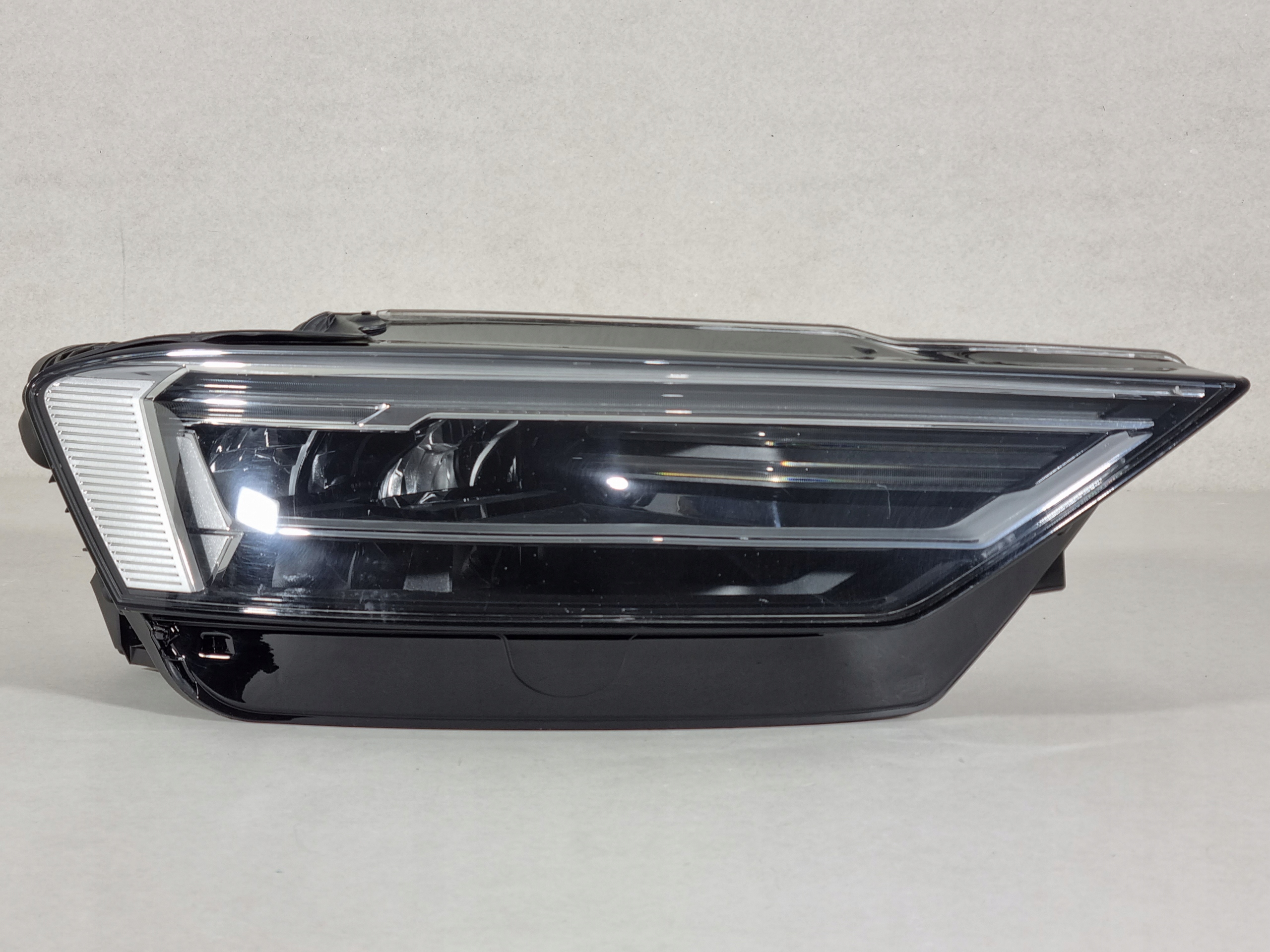 AUDI A8 4N0 D5 FULL LED LAMPA PRAWA PRZÓD IGŁA EU