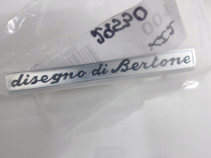 ALFA ROMEO GIULIA GT DISEGNO DI BERTONE EMBLEMAT LOGO BŁOTNIK PRZÓD