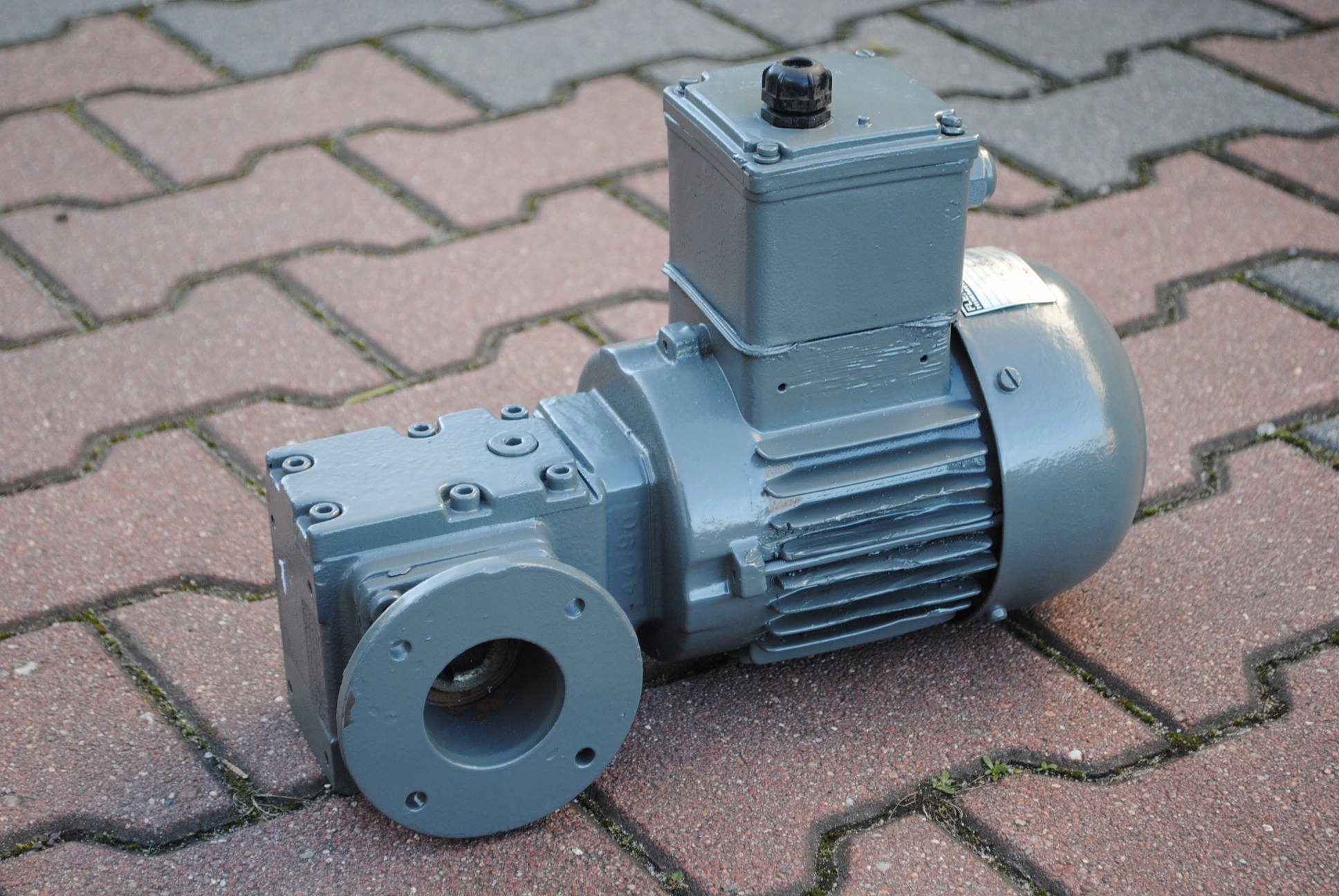 Motoreduktor kątowy 0.18kw. 28obr/min JEDNOFAZOWY