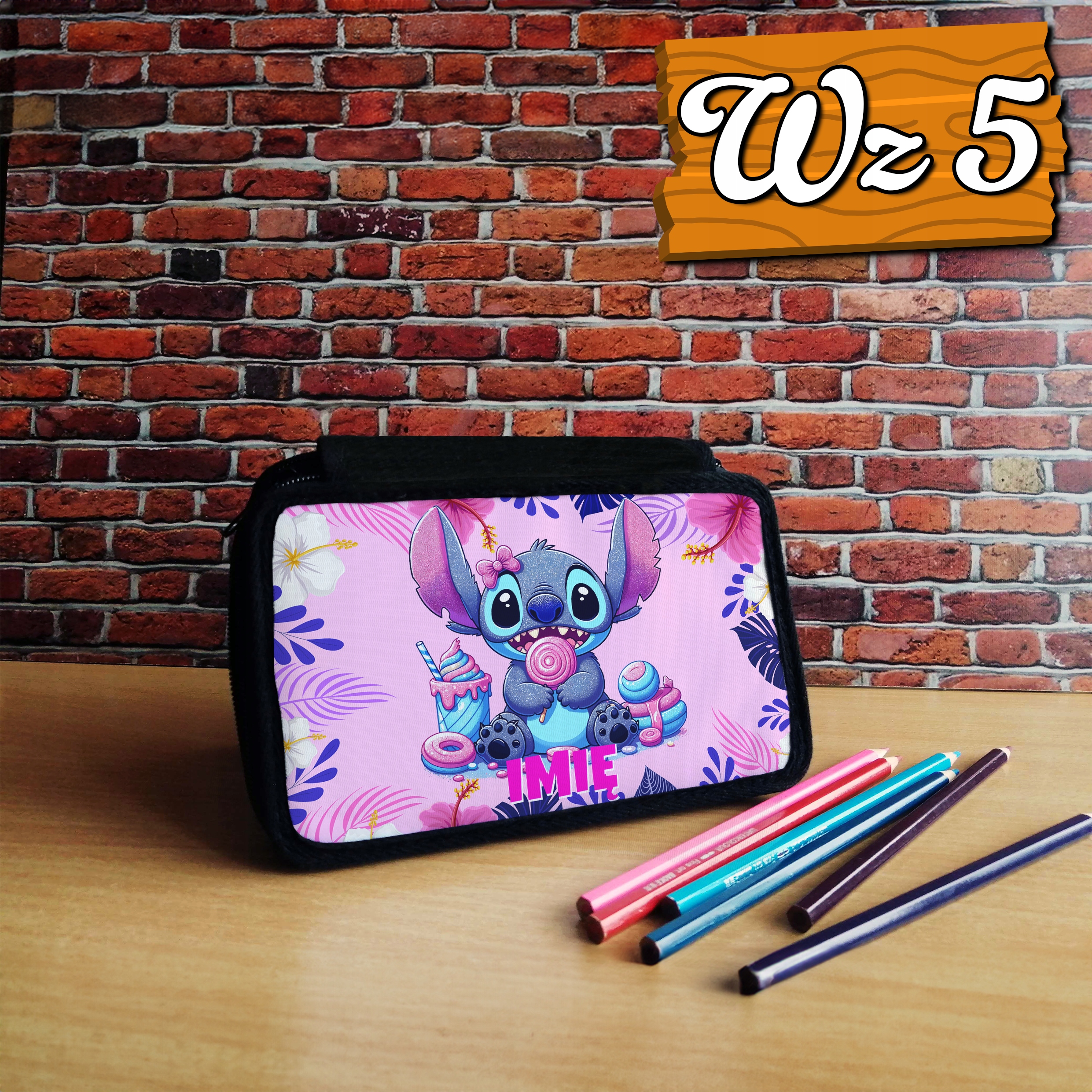 PIÓRNIK SZKOLNY TRZYKOMOROWY Z WYPOSAŻENIEM DO SZKOŁY STICH STITCH IMIĘ Szerokość produktu 19 cm