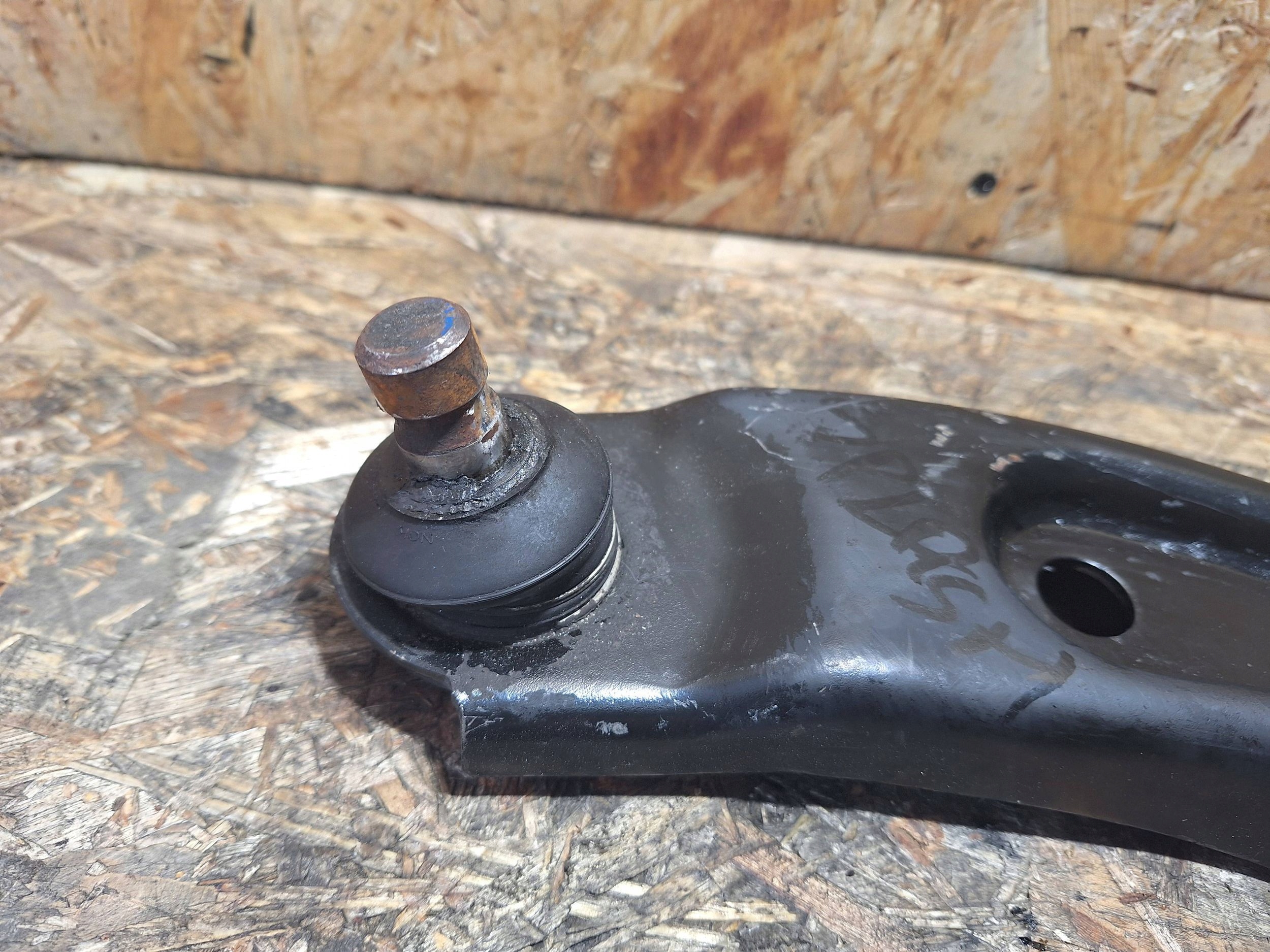 arm left SUZUKI SPLASH 08-14