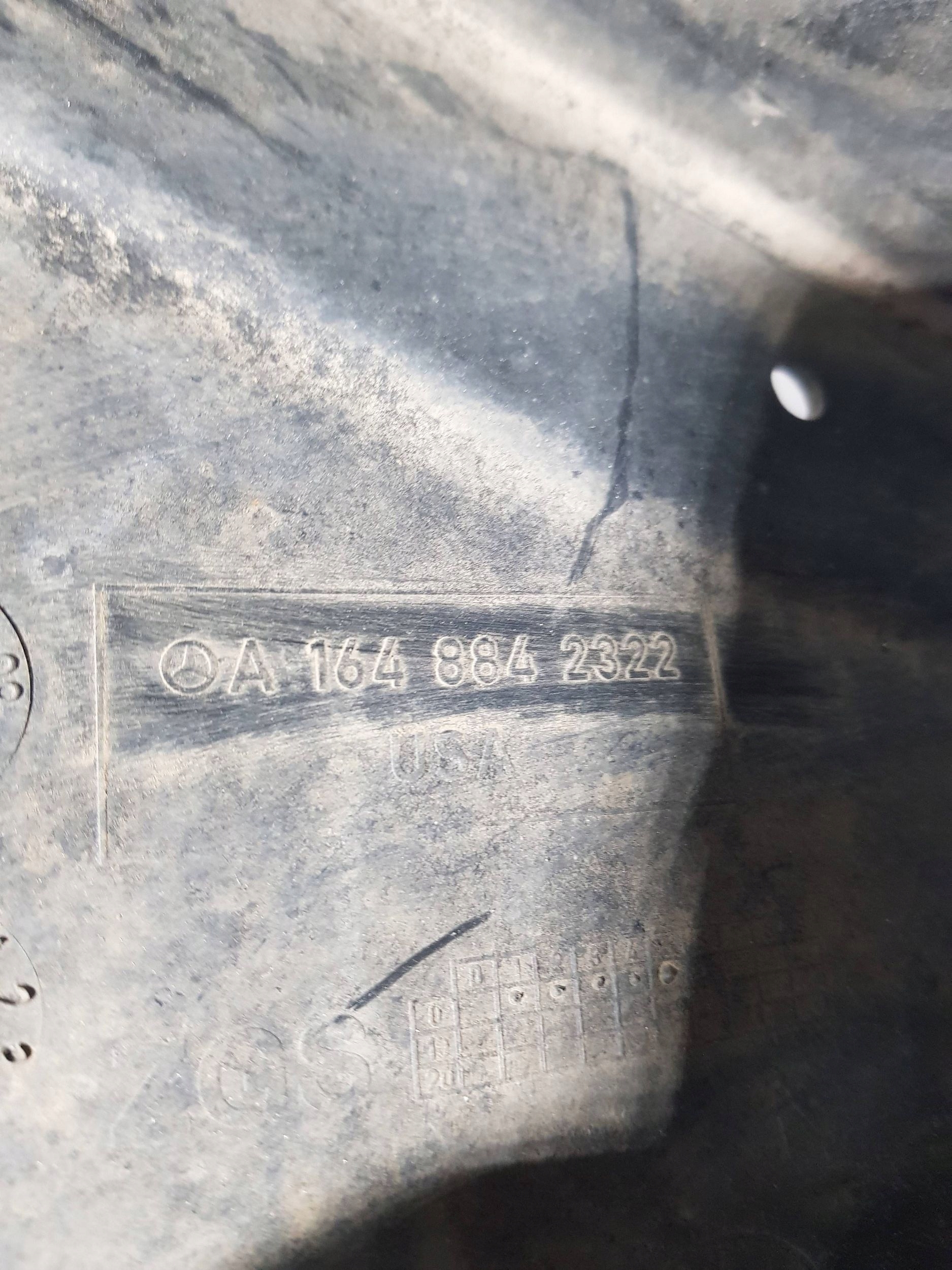 mudguard left front MERCEDES GL X164 1648842522 1648842322