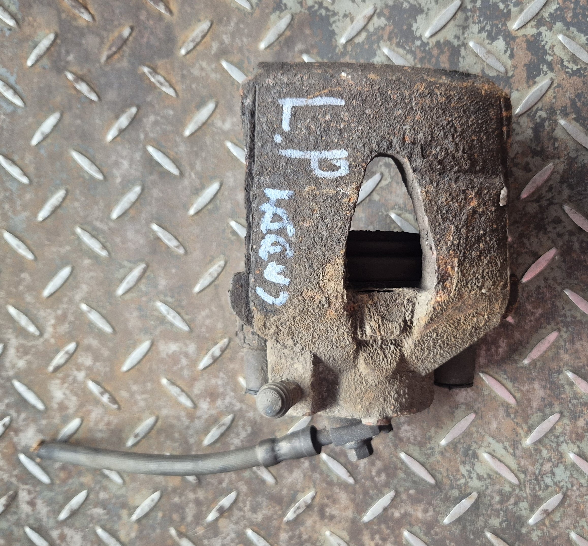 caliper brake front left without JARZMA VW CADDY III 1.9D 51KW 2008r