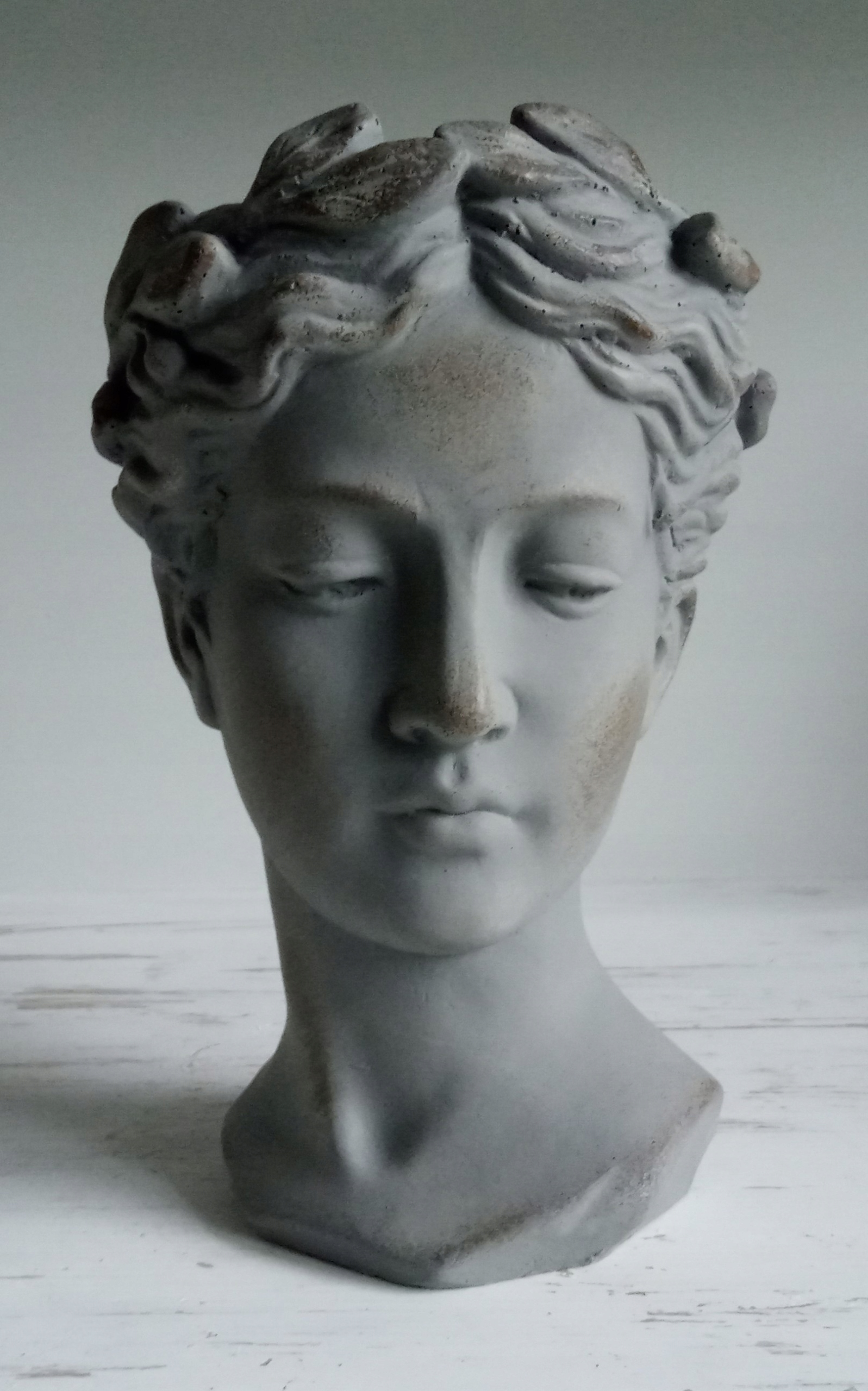 

Doniczka głowa .K28.Szaro-beżowy