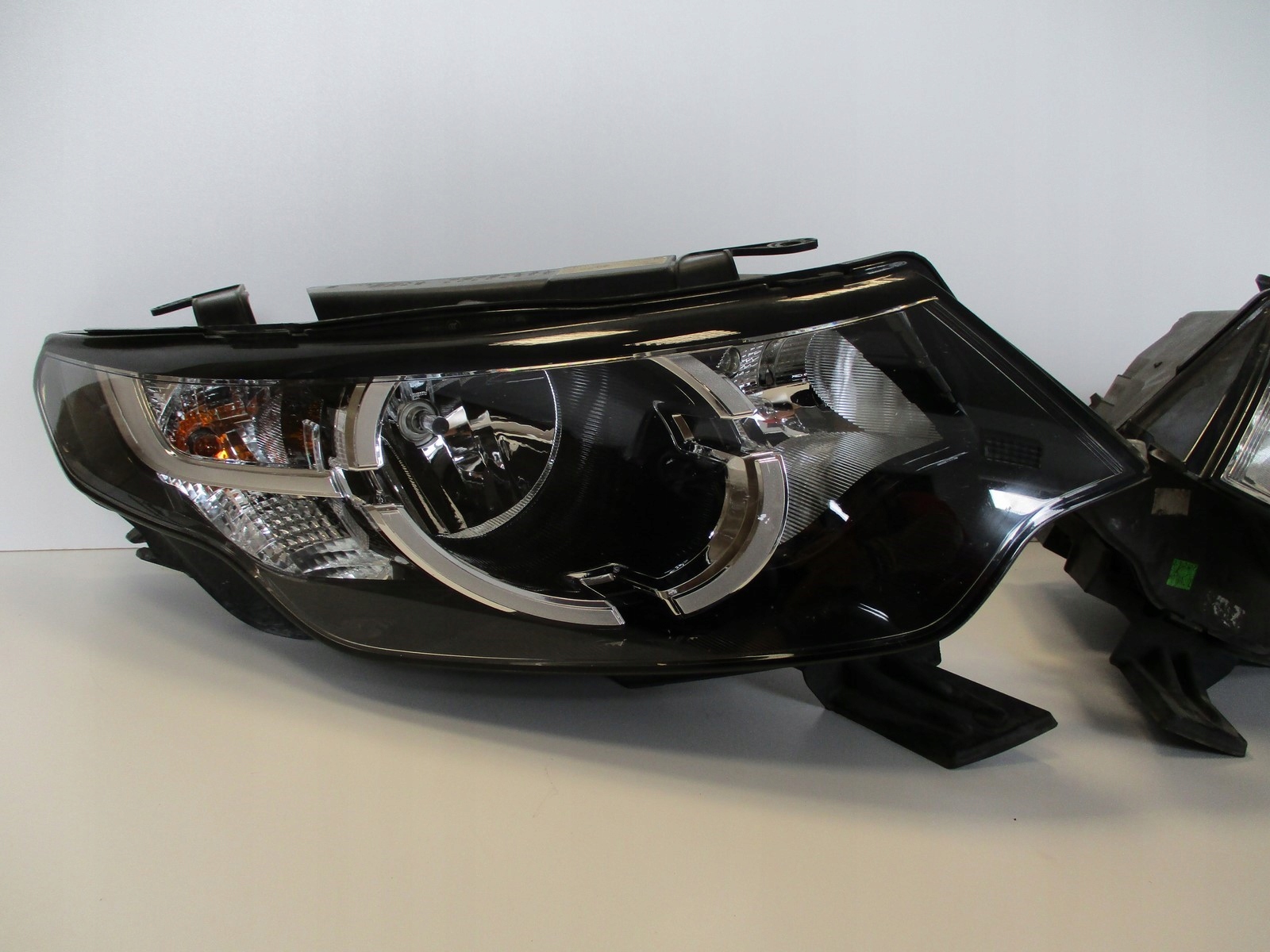 light front Land Rover Discovery Sport right