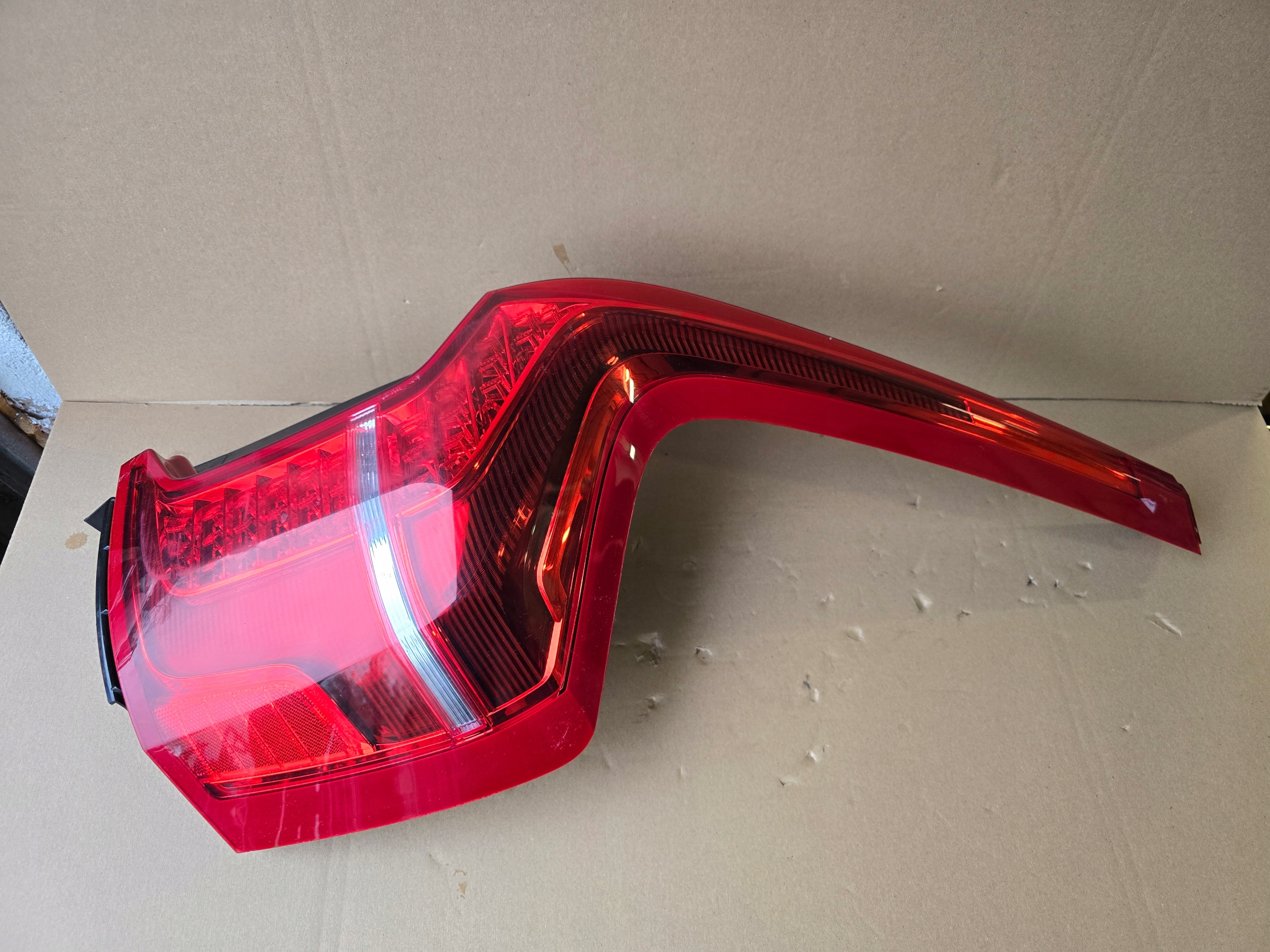 VOLVO XC90 II LAMPA PRAWA TYLNA LED 32228827