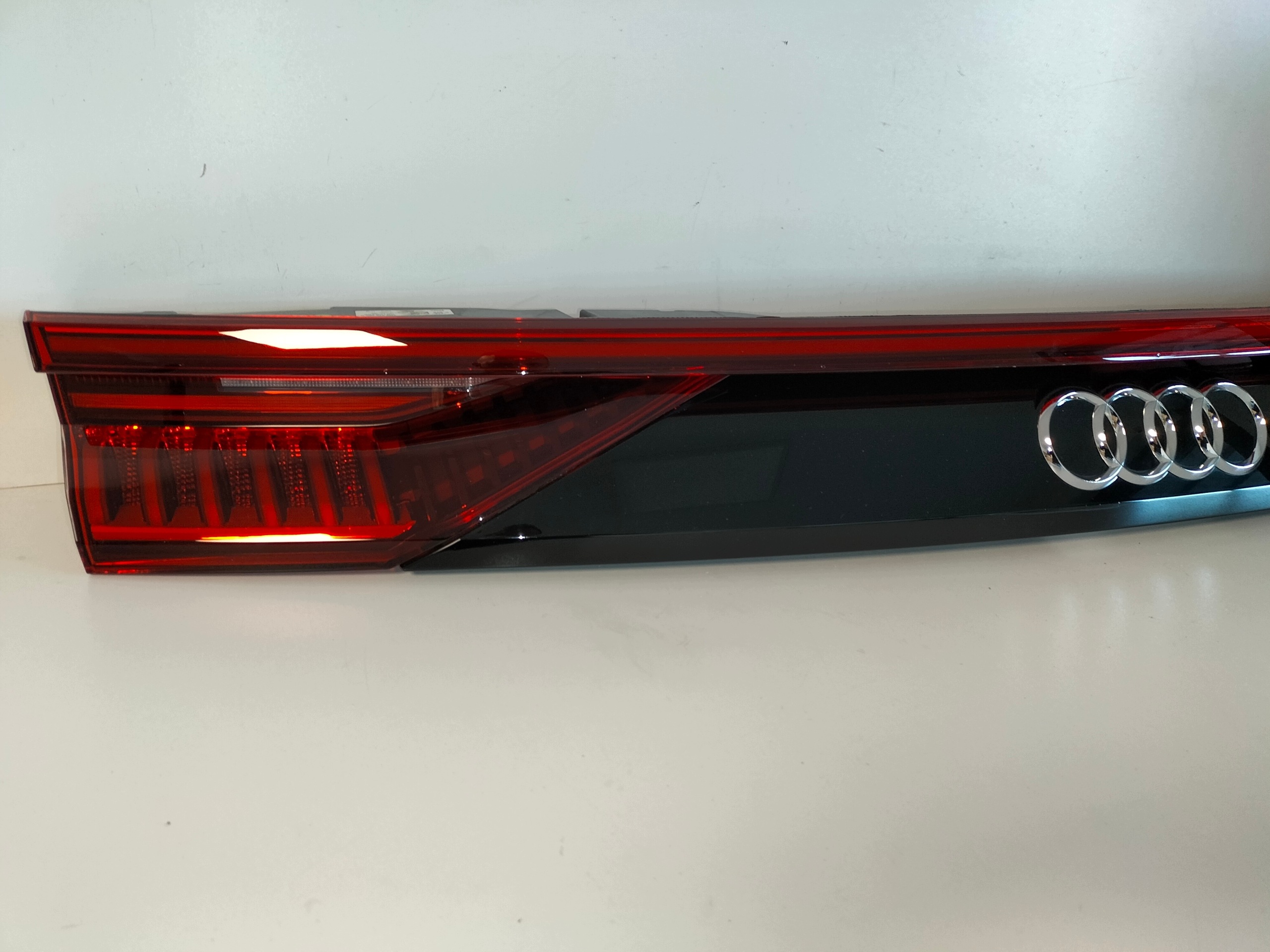 cap light of rear bonnet boot rear part AUDI Q8 4M 18- BASIC