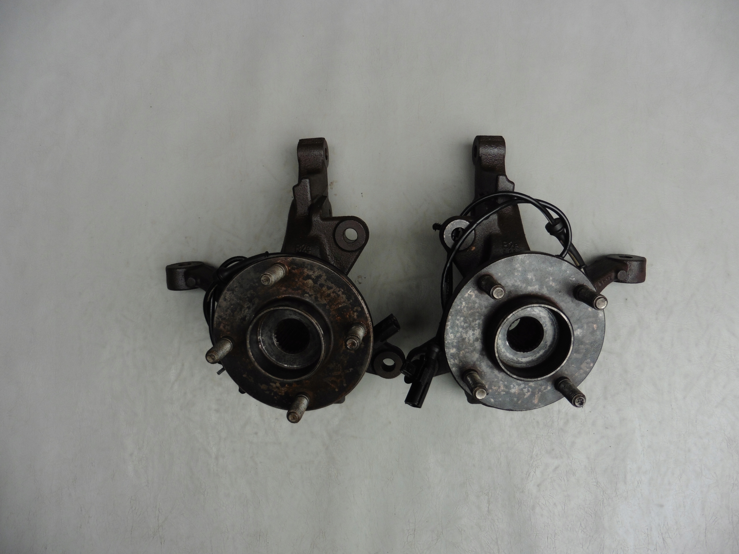 ZWROTNICA PIASTA LEWA PRZÓD FORD FIESTA MK7