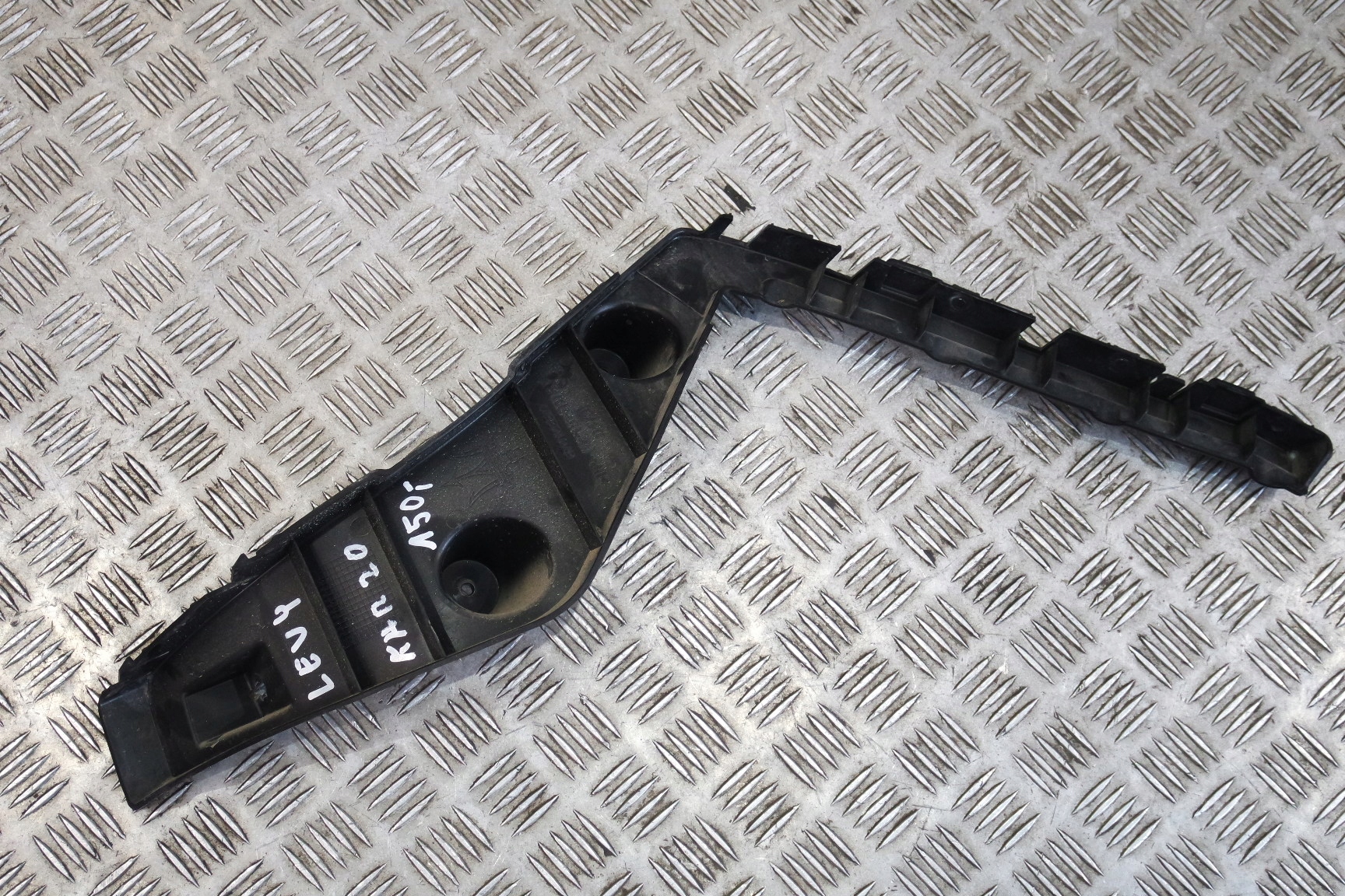 SLIZG MASERATI LEVANTE 670102577