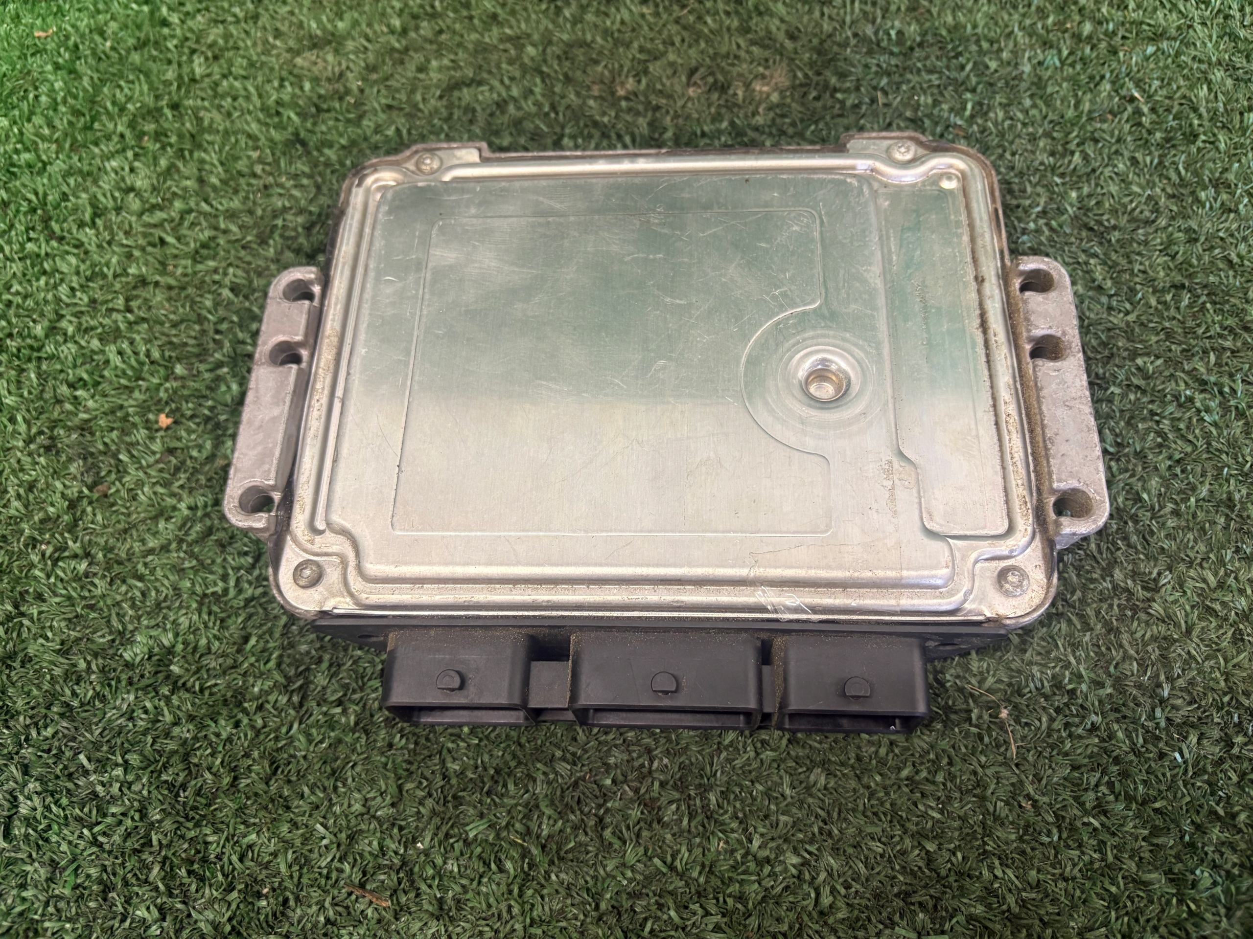 computer of the engine control unit OPEL VIVARO 0281011530