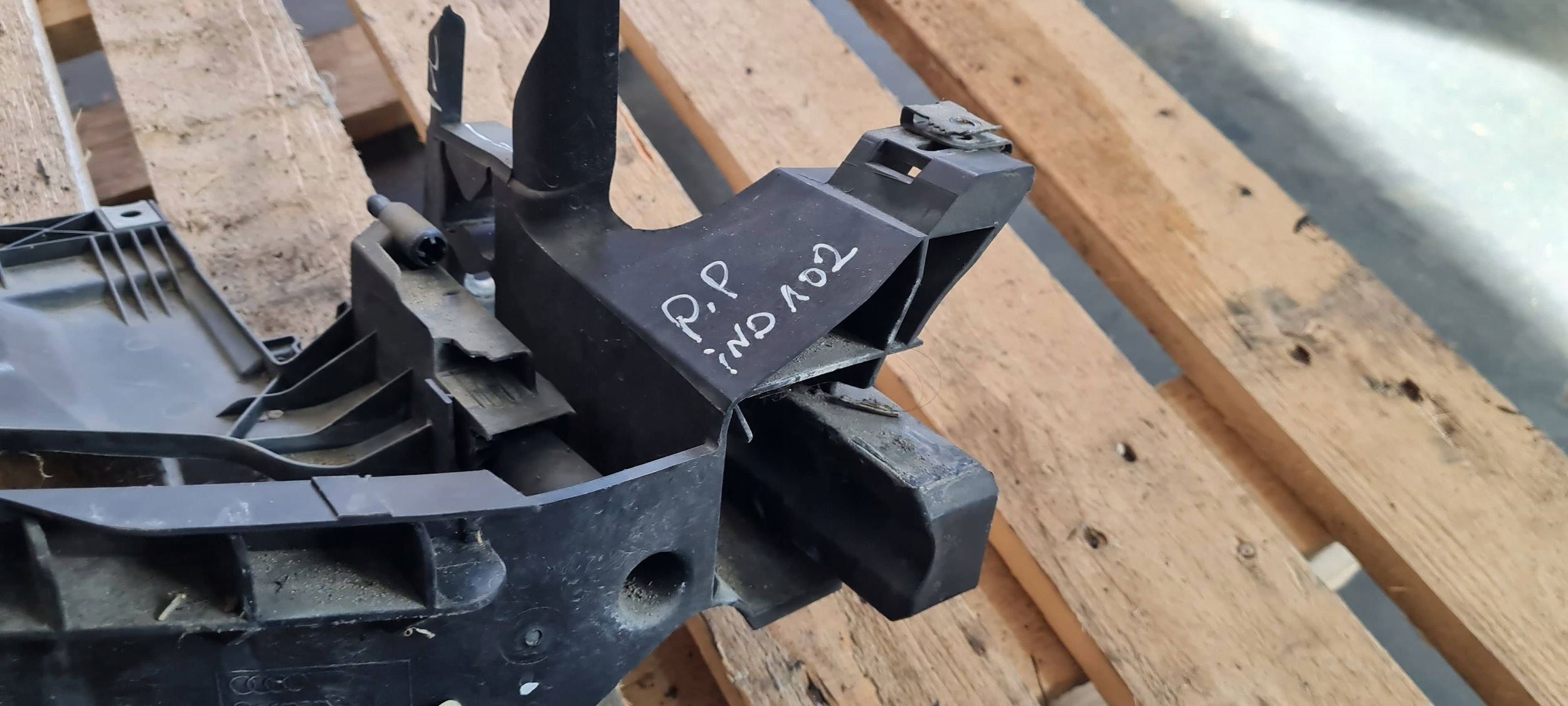 A5 8T S5 LIFT bracket holder support lights right front 8T0805608B
