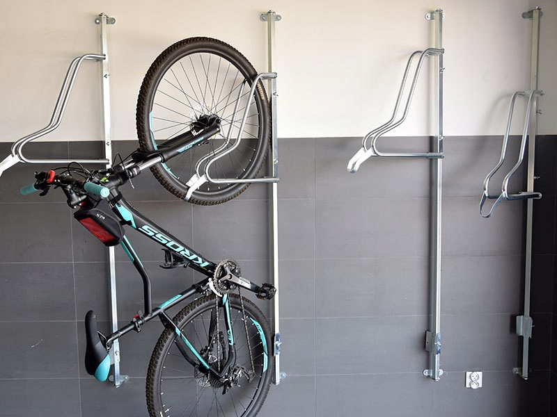 WIESZAK ŚCIENNY ROWEROWY OBROTOWY UCHWYT REGULOWANY NA ROWER Kolor dominujący srebrny