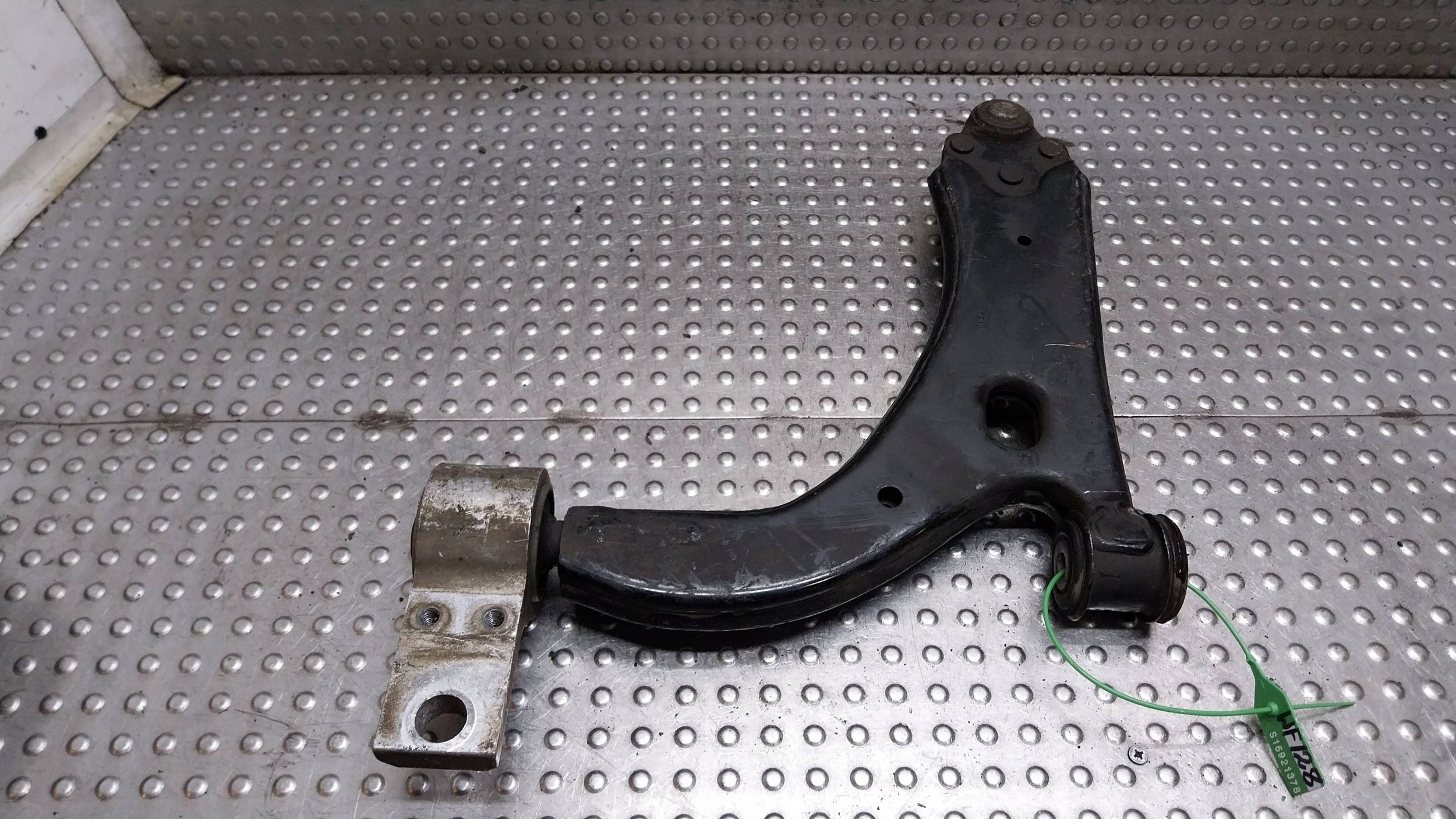 arm right front 2S61-3042-DA FORD FIESTA FUSION MK6