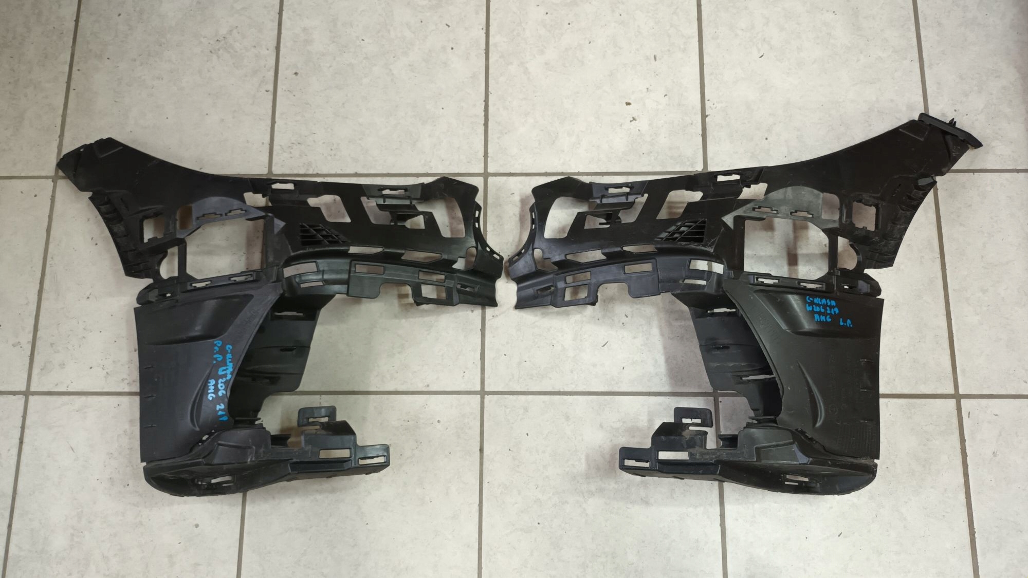 RECHTS ODER LINKS STOSSSTANGENFÜHRUNG VORNE MERCEDES C-KLASA W206 AMG 2021->