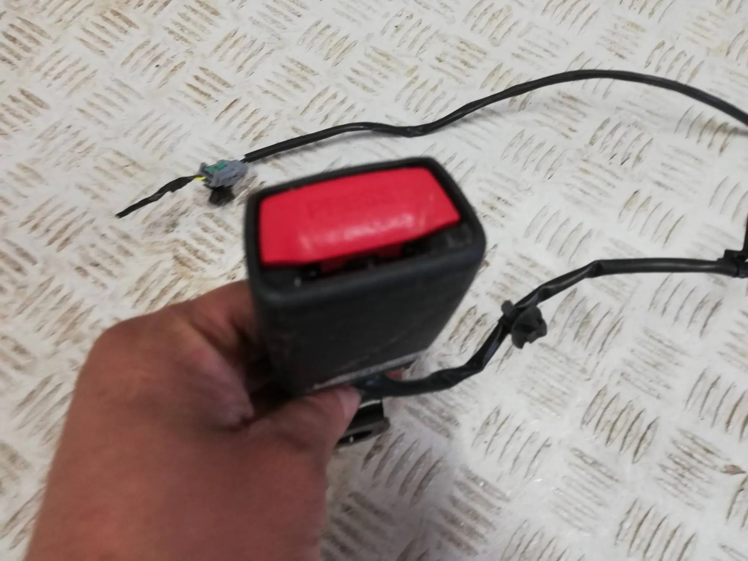 Dacia SPRING крепление защелка ремня