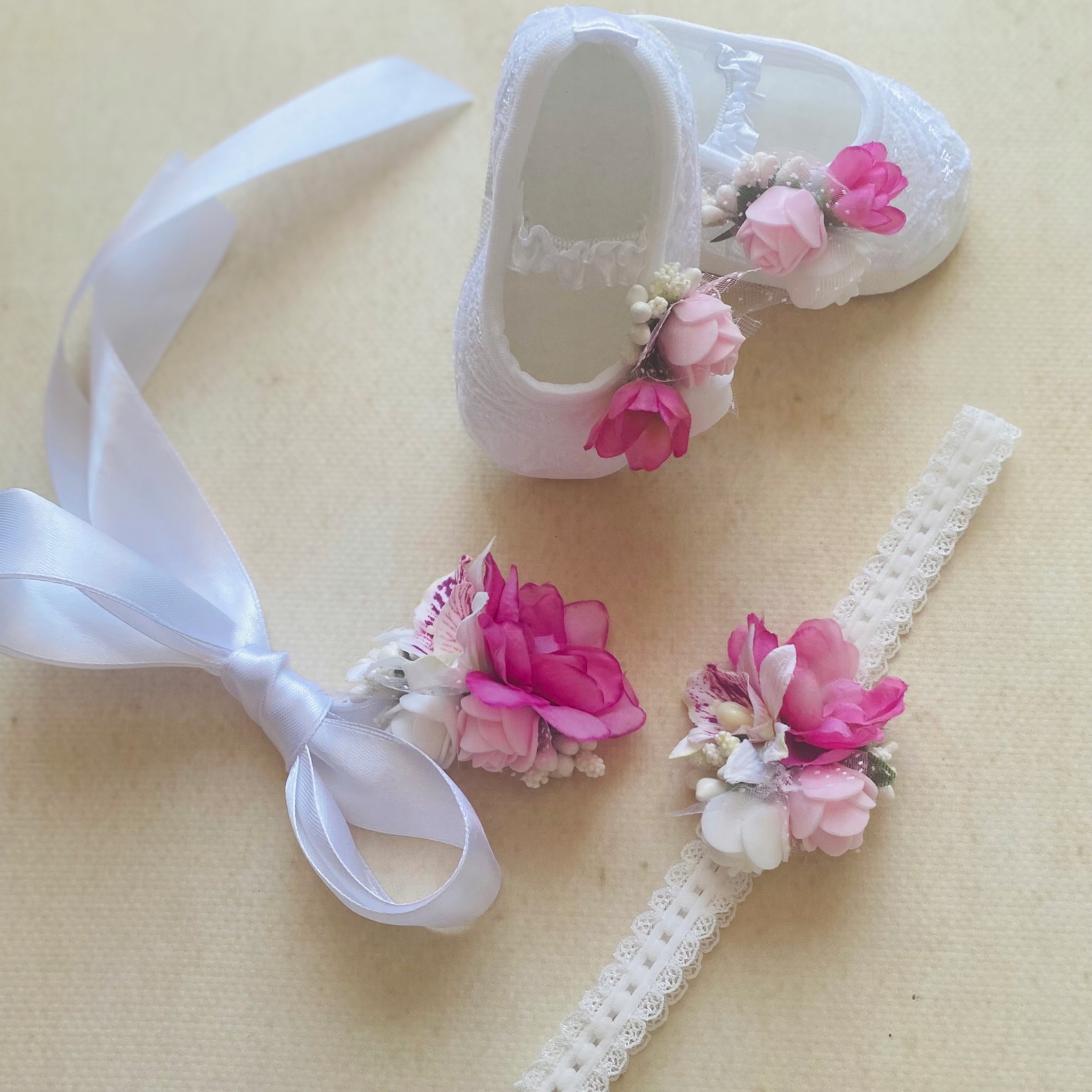 Niechodki białe do chrztu z kwiatuszkami, r. 13 cm Marka Inna marka