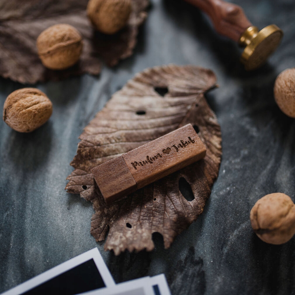 Pendrive drewniany 32 Gb Usb 3.0 ciemny z grawerem na ślub komunia chrzest