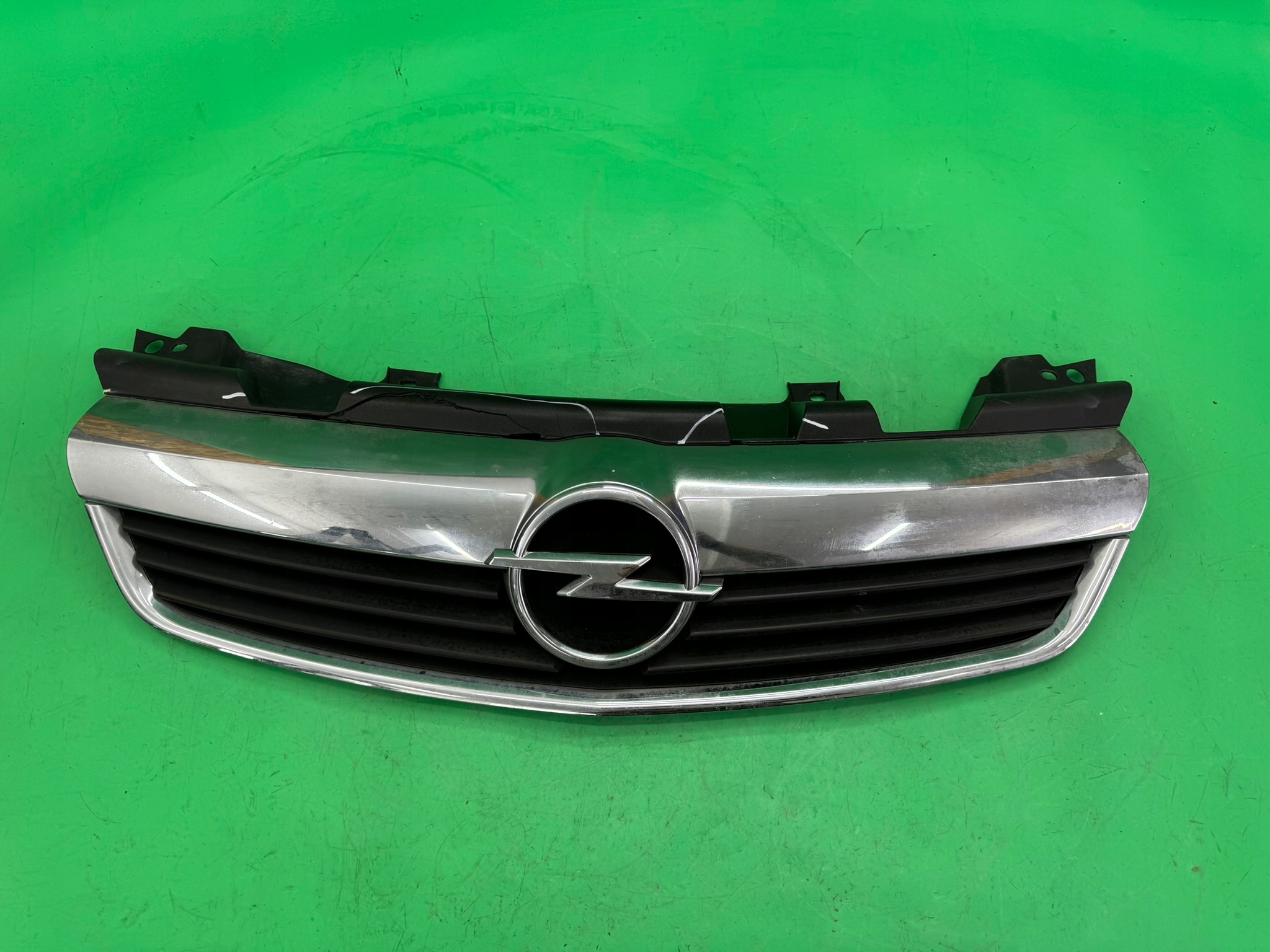 ATRAPA CHŁODNICY GRILL ZNACZEK CHROM 13136136 OPEL ZAFIRA B 05-