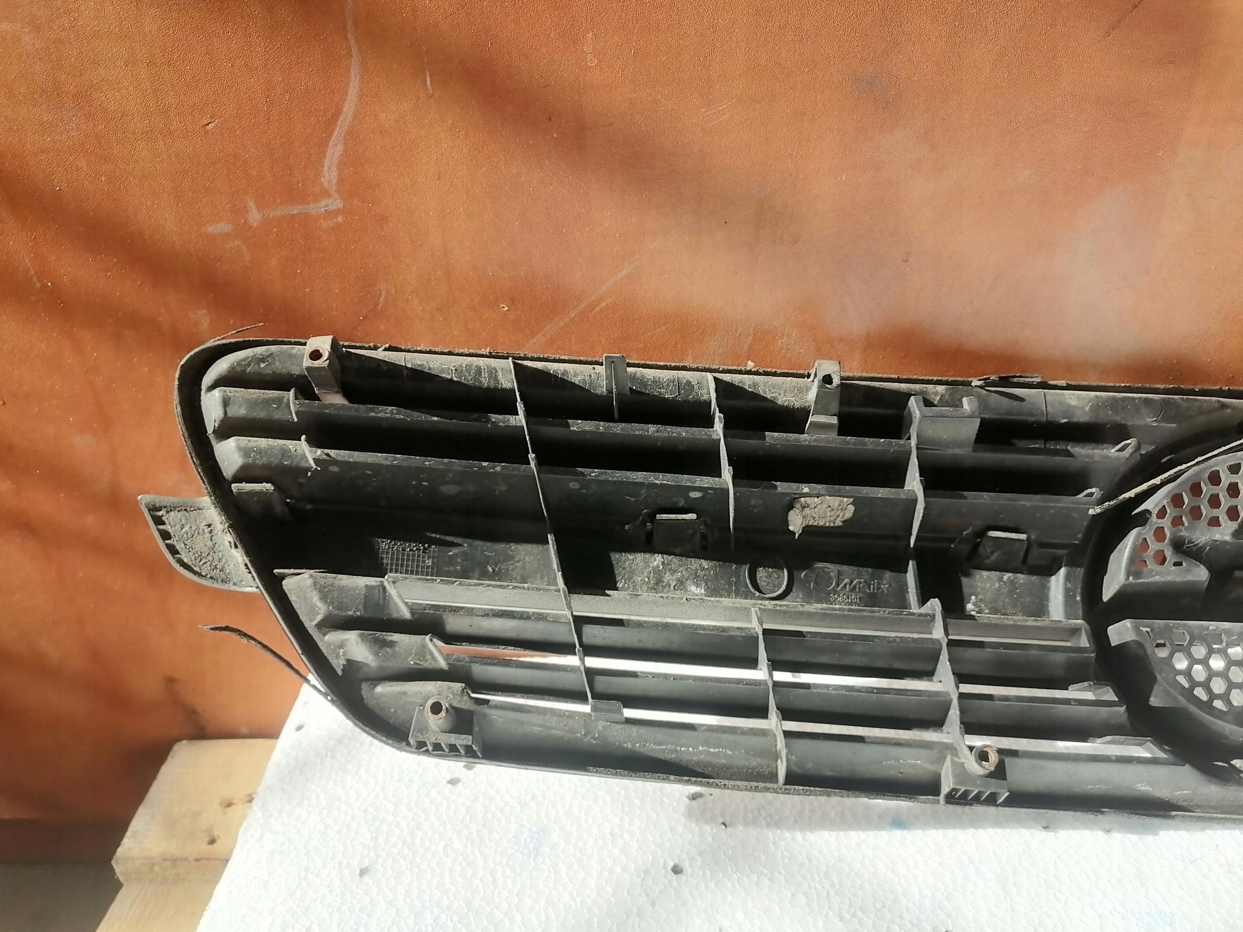 OPEL MERIVA A grille radiator 13162160