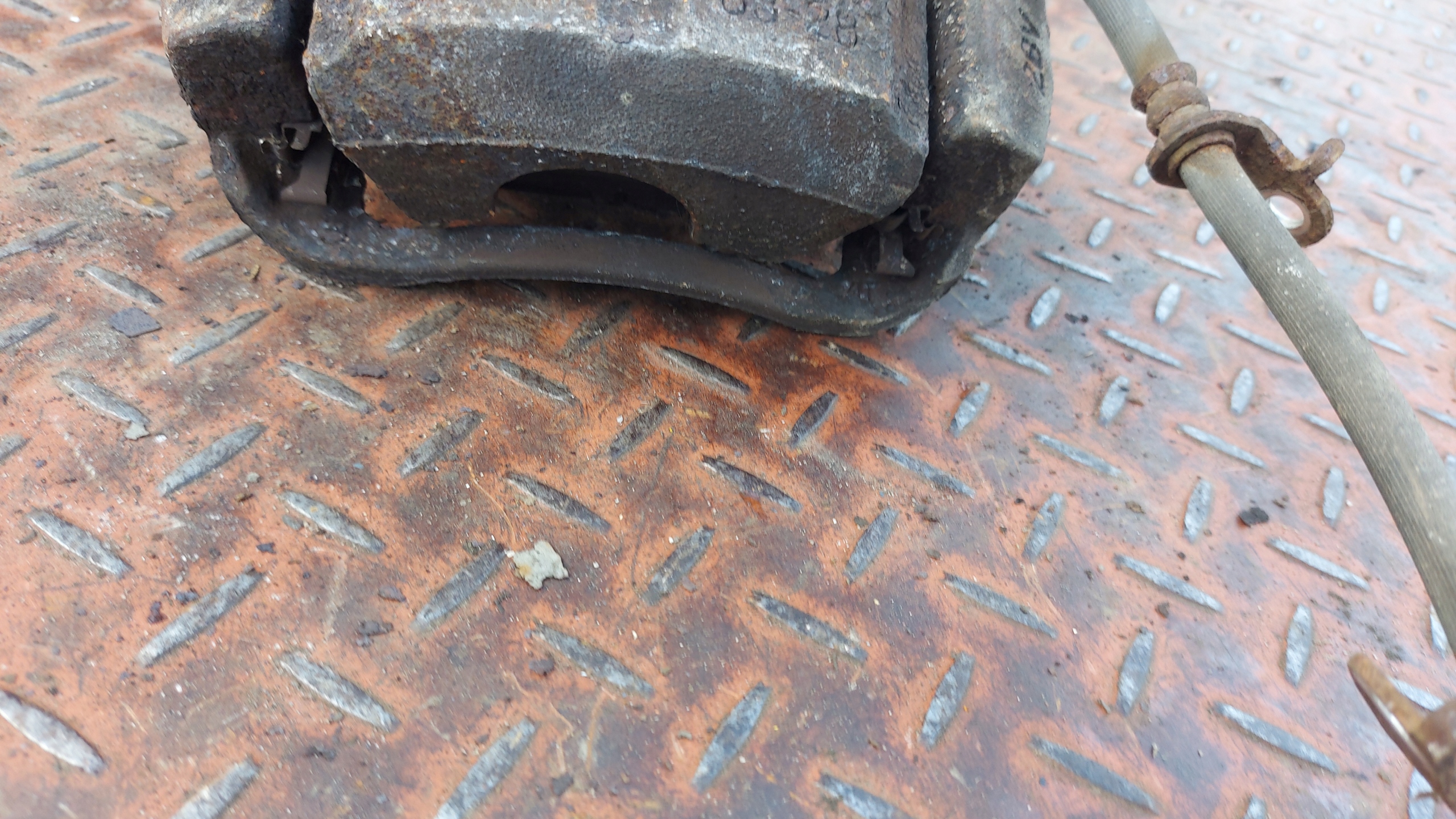 caliper brake left front TOYOTA RAV4 III 2,2 177KM