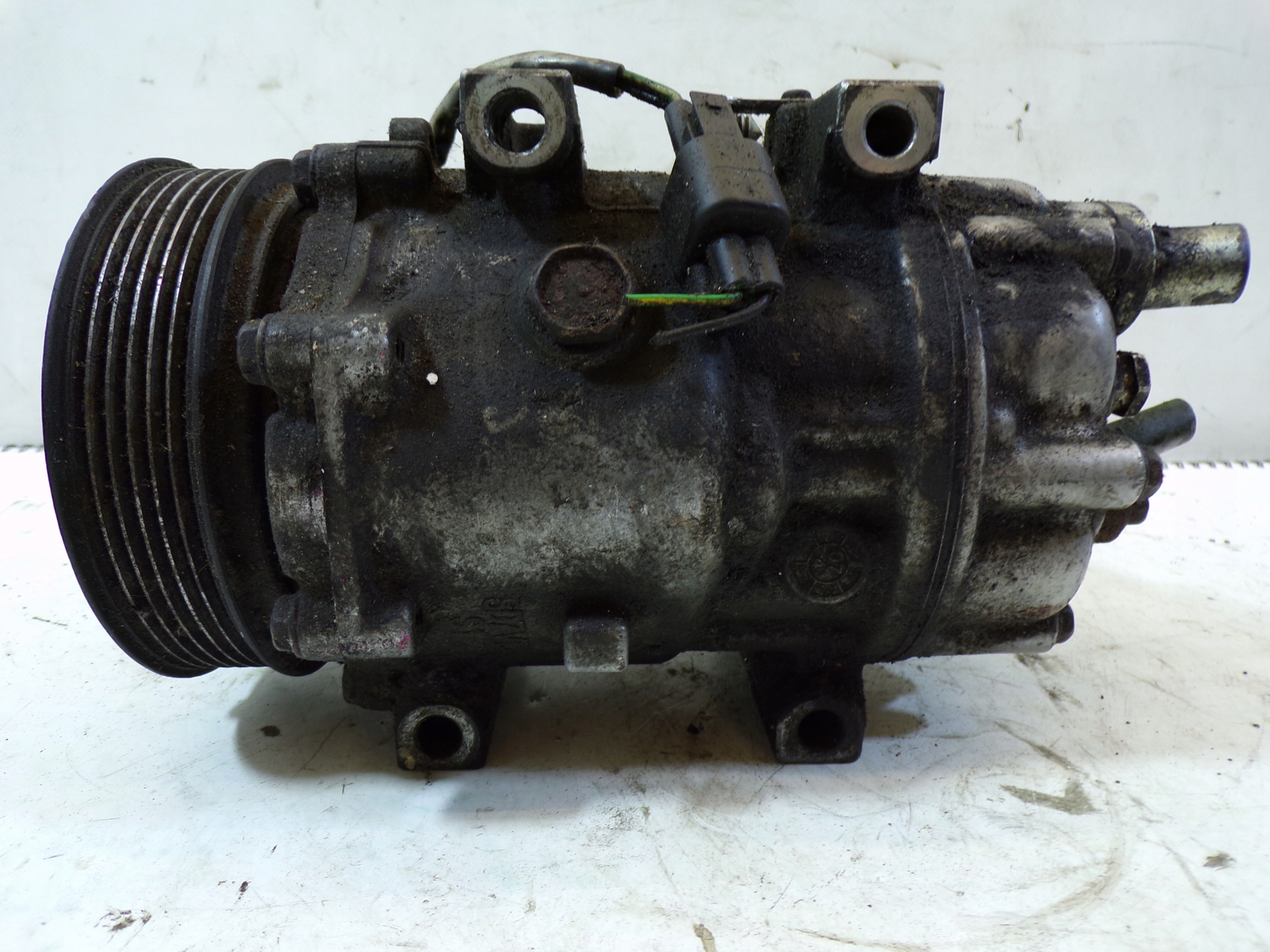 compressor; compressor of the air conditioning FORD 3M5H19D629HE
