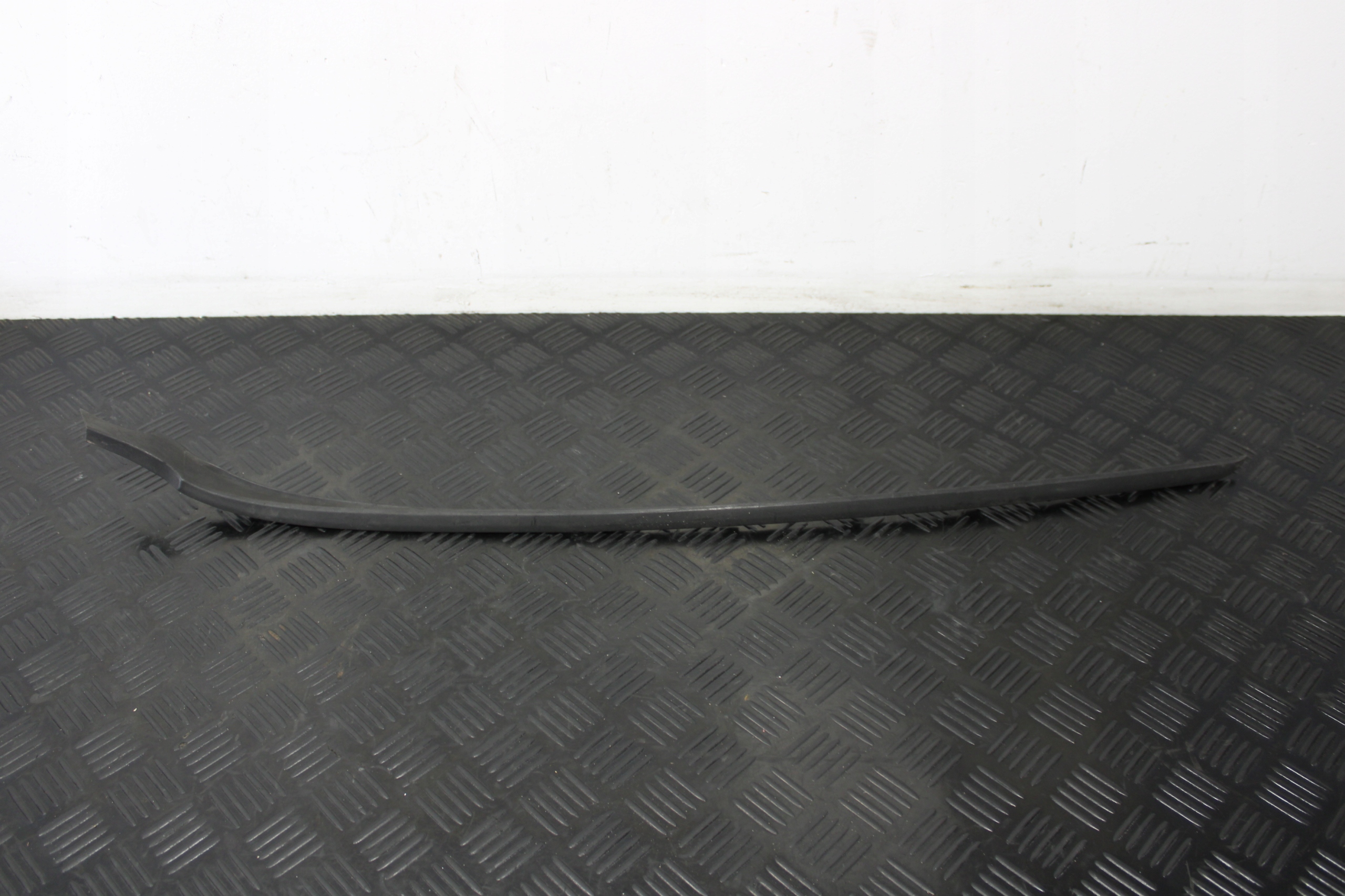 LISTWA SZYBY CZOŁOWEJ LEWA FIESTA MK7 LIFT 8A61-A03195-AEW