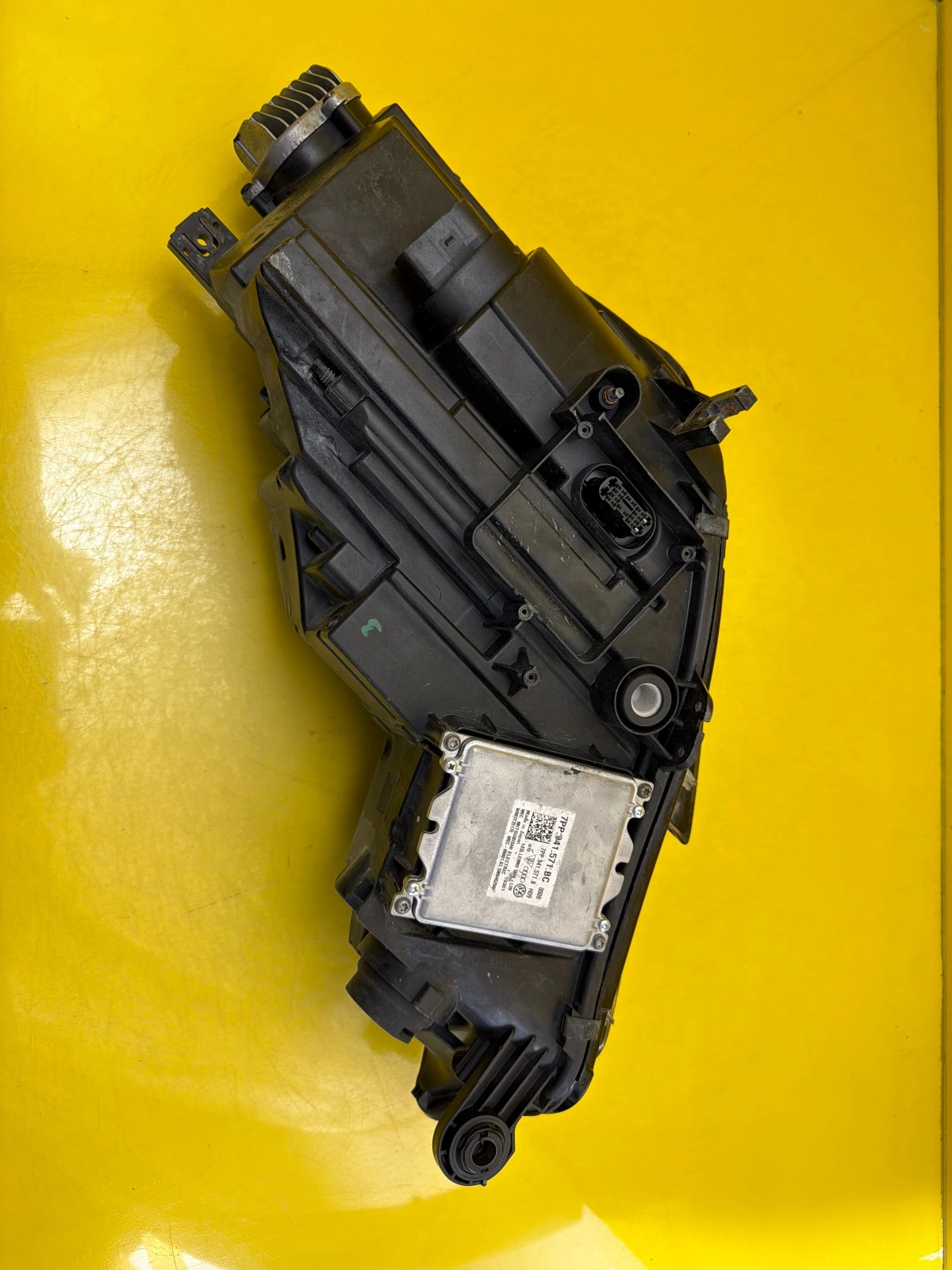light right front Audi A4 B9 8W 8W0941036 Matrix